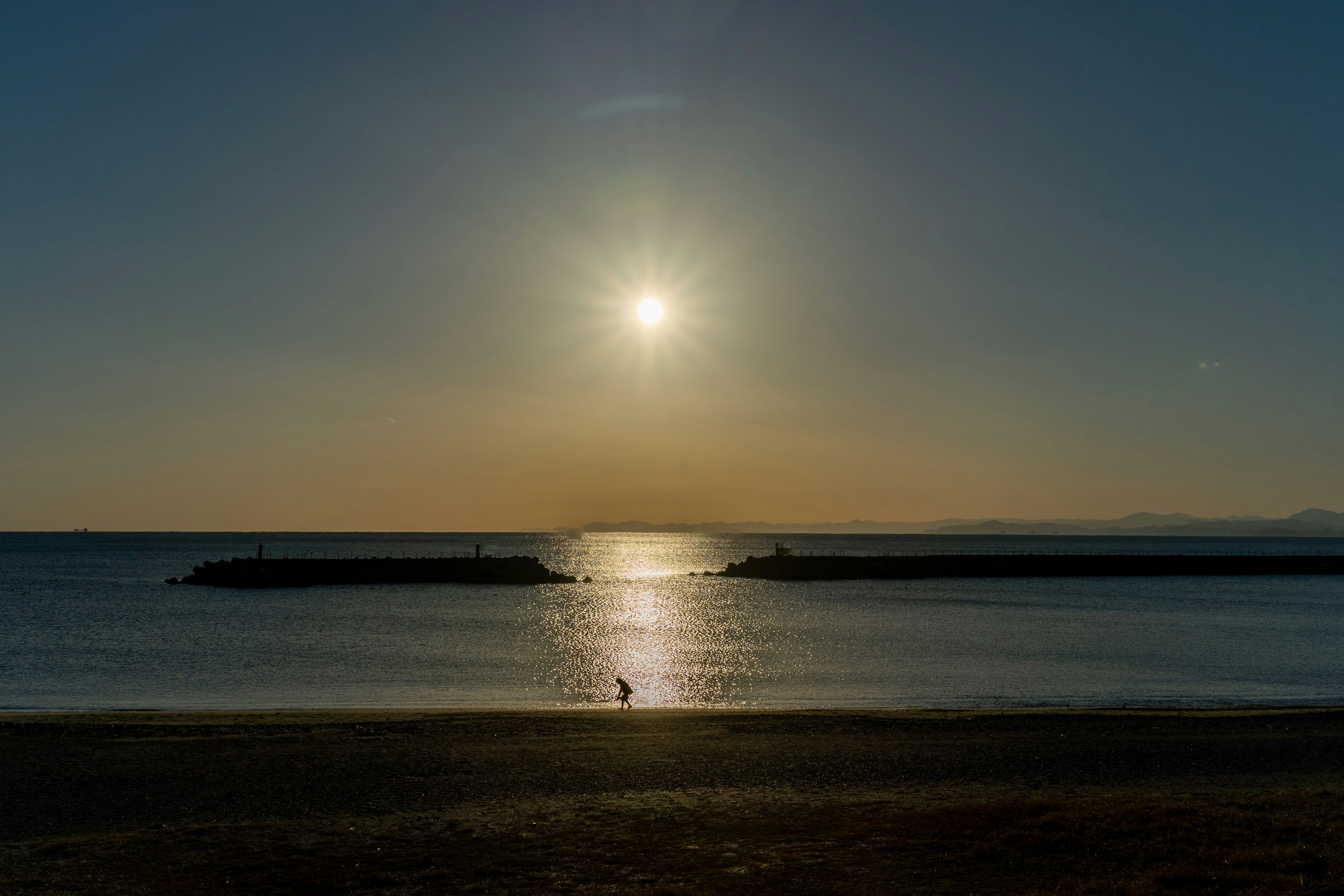 Bellissimo paesaggio marino con sole e onde serene al tramonto