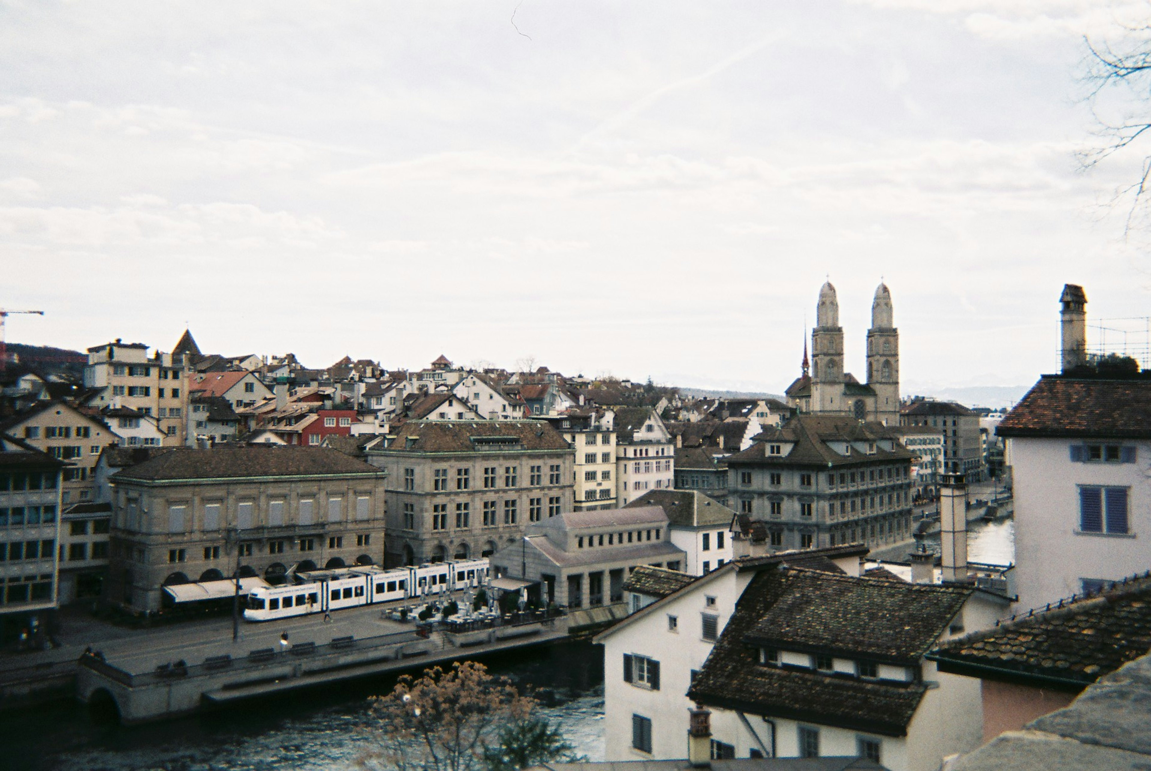 Pemandangan kota Zurich dengan sungai dan bangunan bersejarah