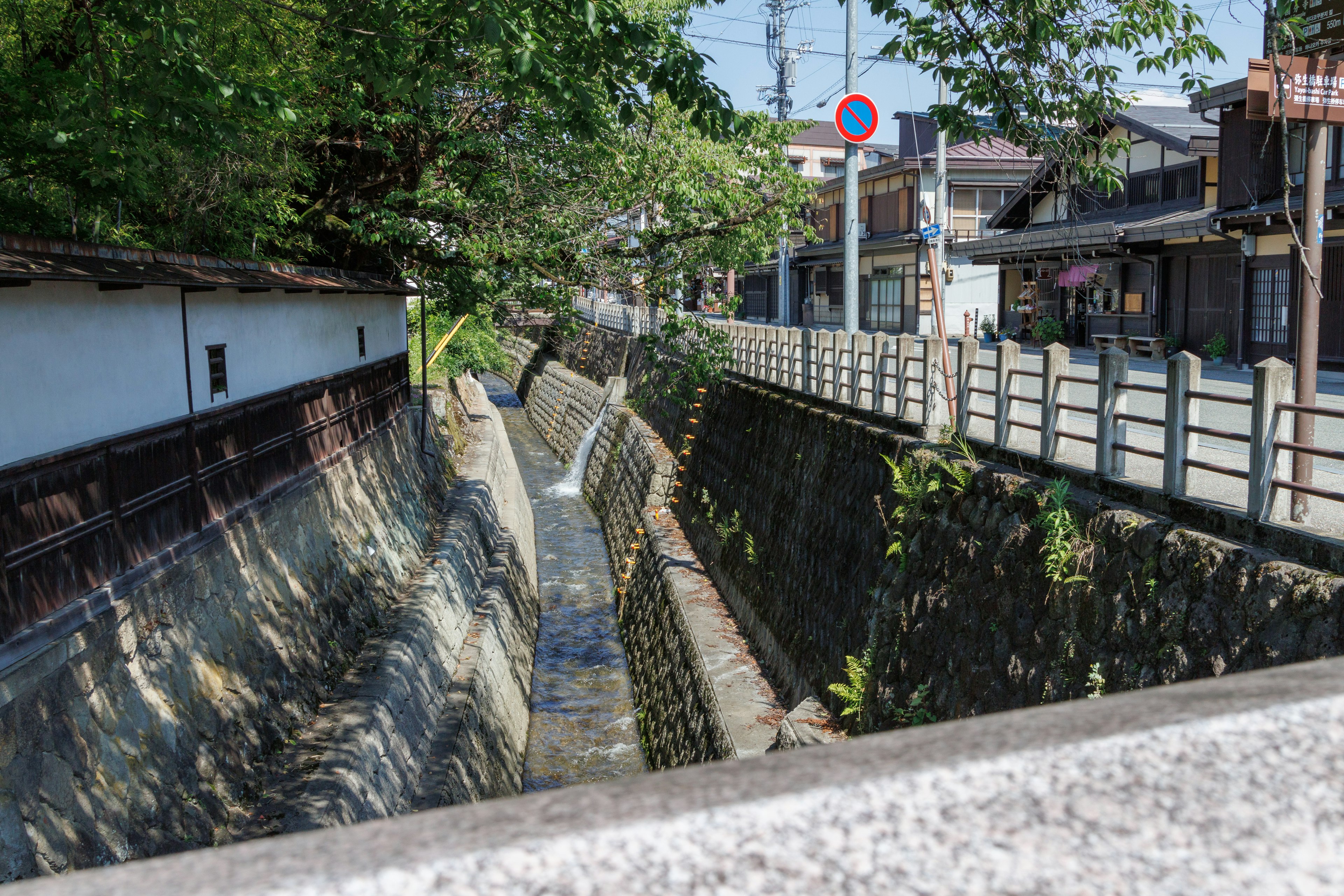 狭い水路が流れる風景と周囲の建物