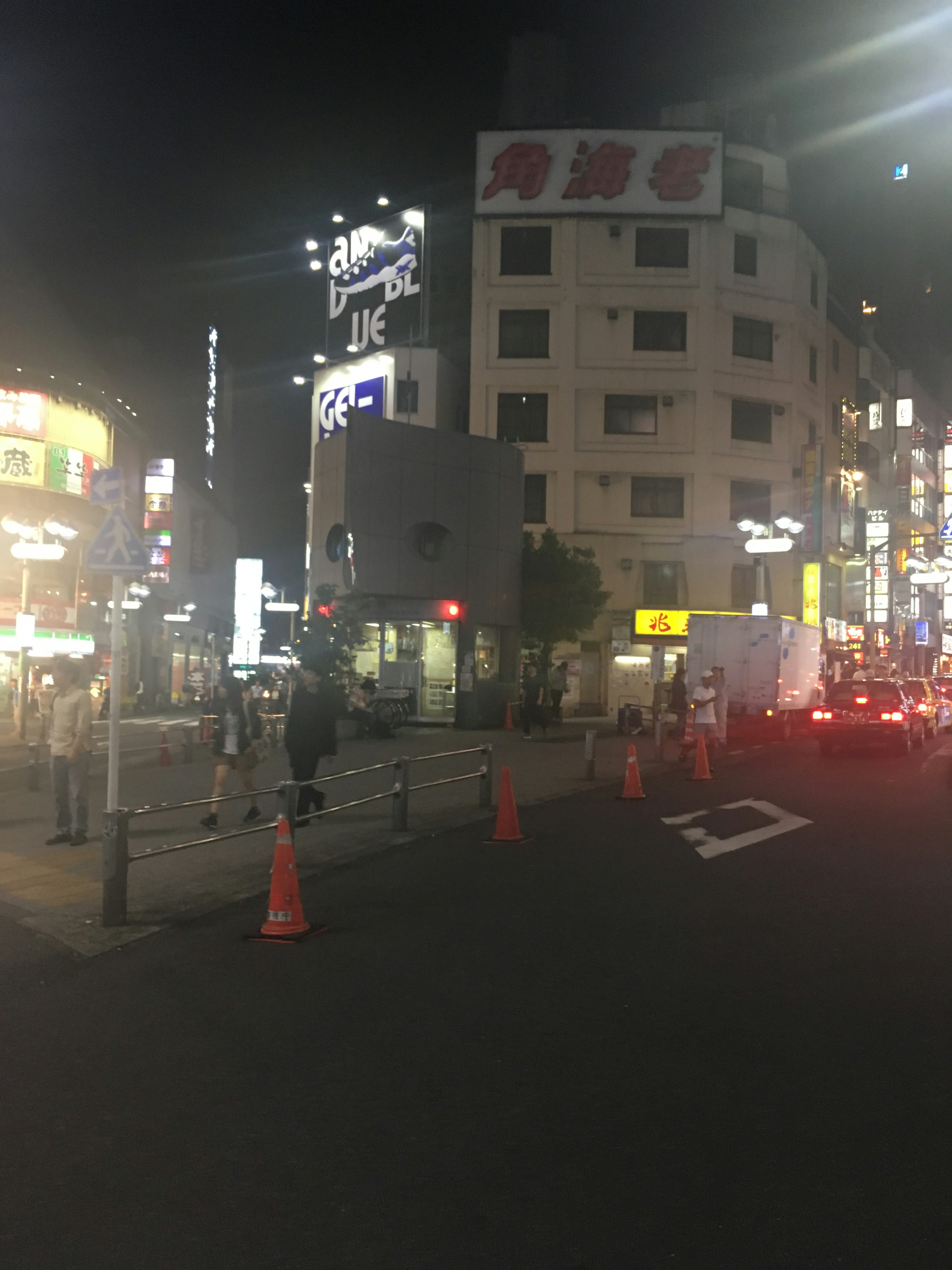 Paisaje urbano nocturno que muestra congestión de tráfico en una esquina