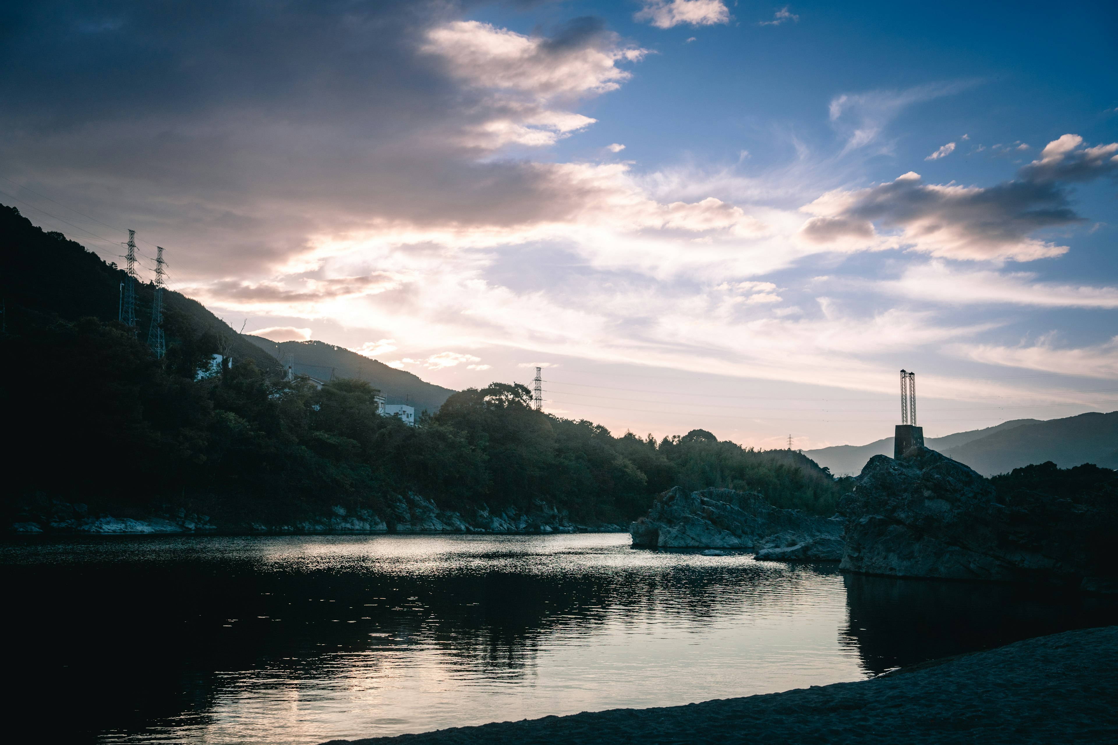 Paysage côtier avec ciel au coucher du soleil et eau calme