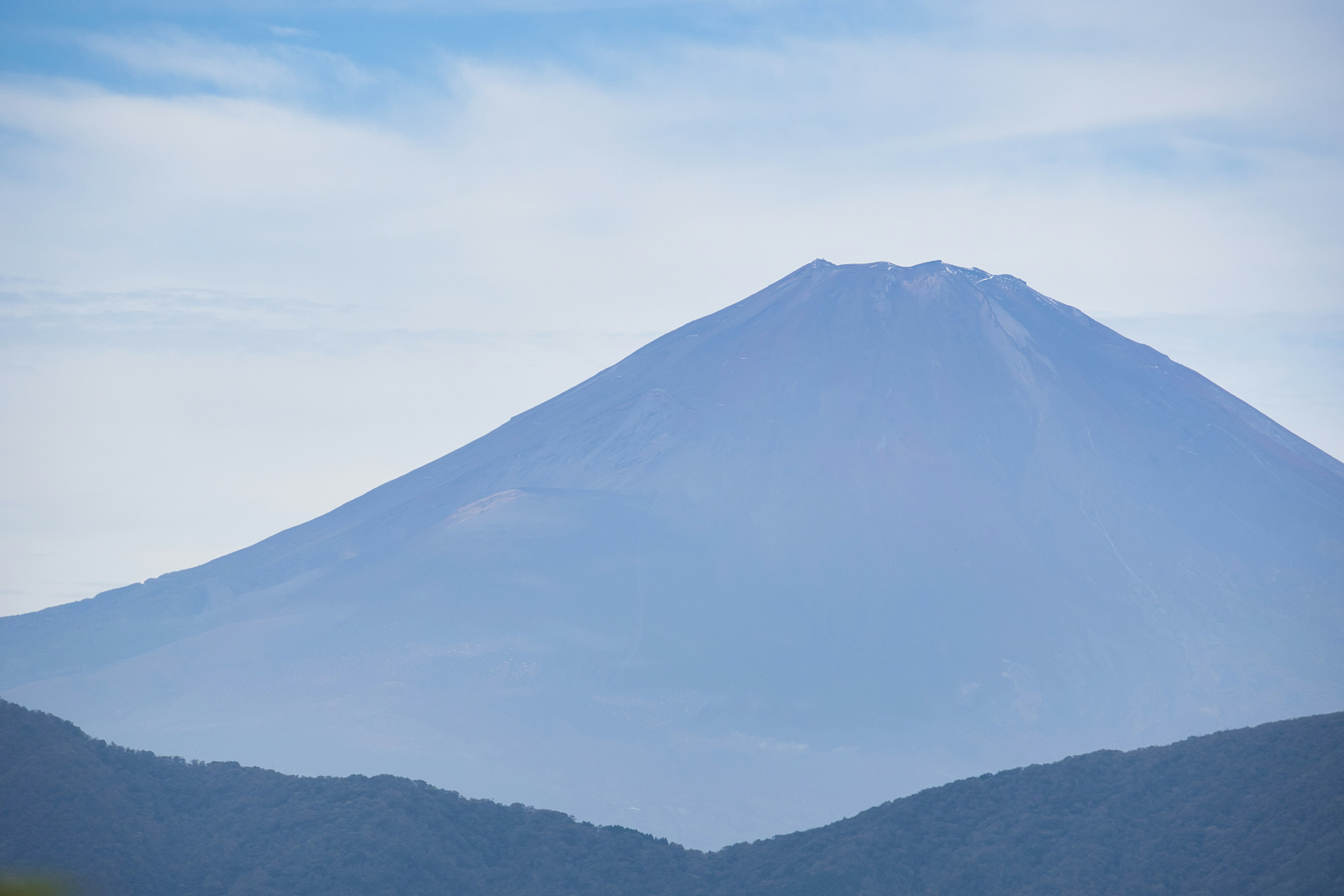 青い空と雲を背景にした美しい山の風景