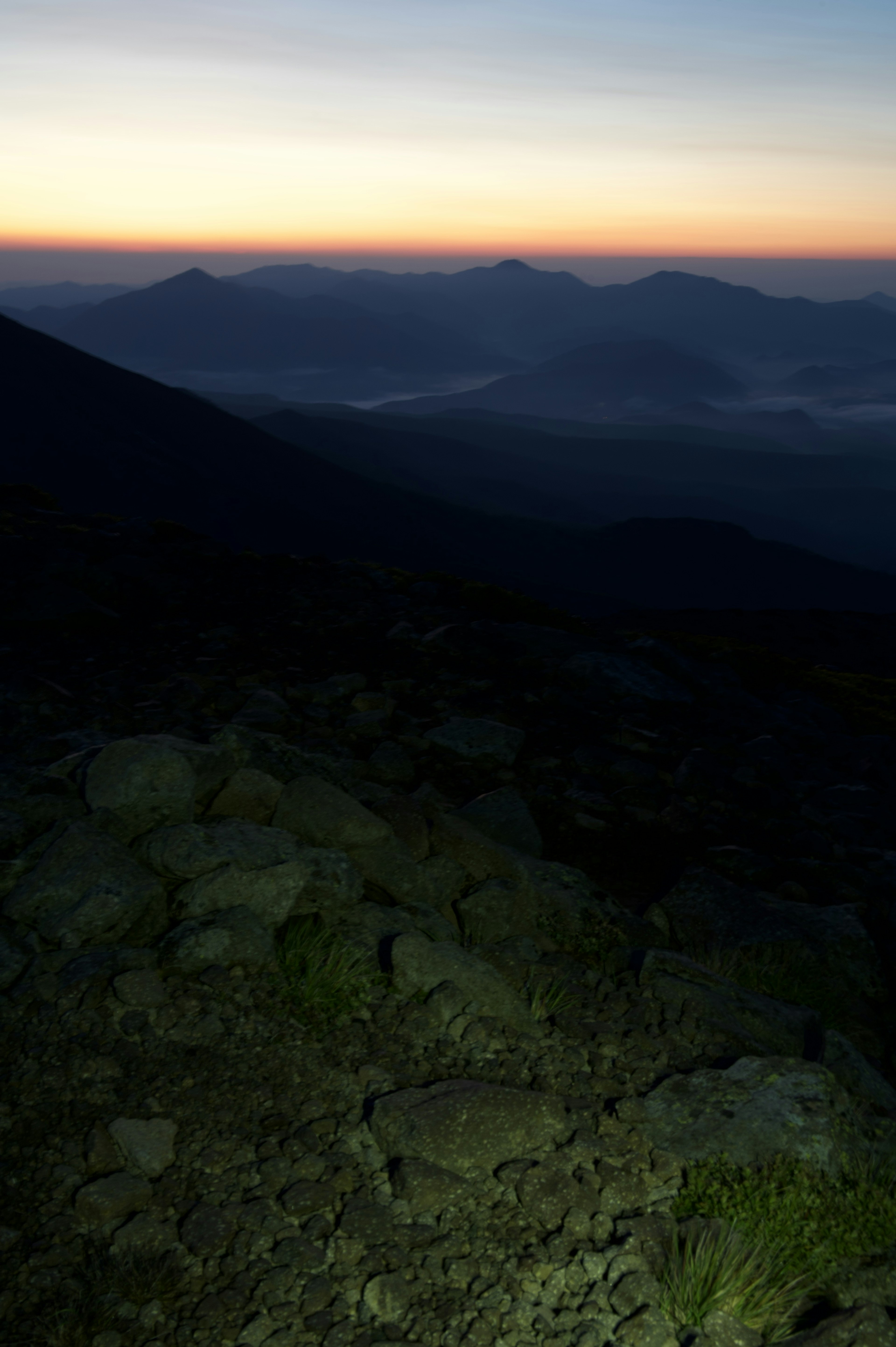 Vista dell'alba da un paesaggio montano roccioso con un bellissimo gradiente di colori