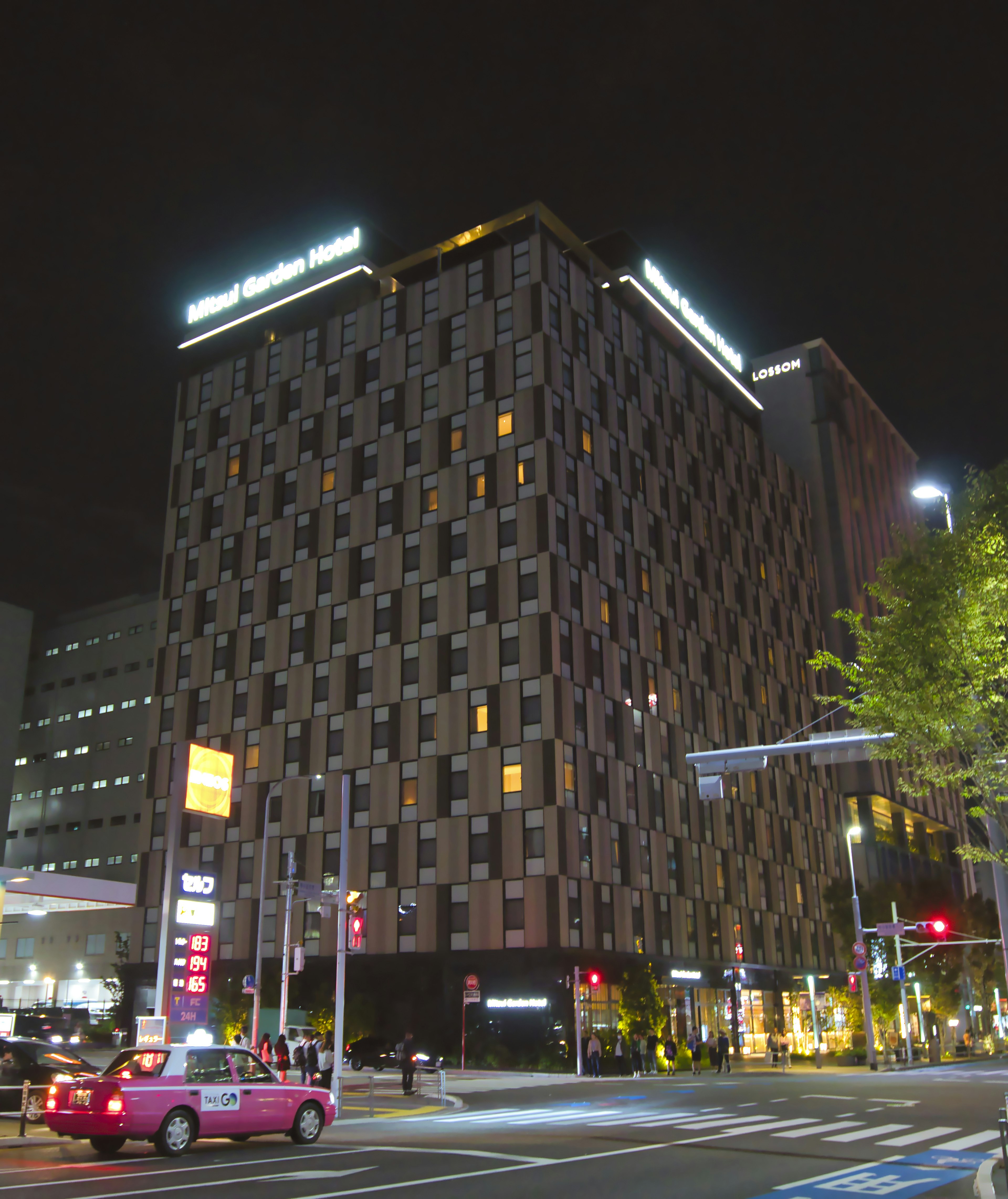 Extérieur moderne d'un hôtel dans un cadre urbain nocturne