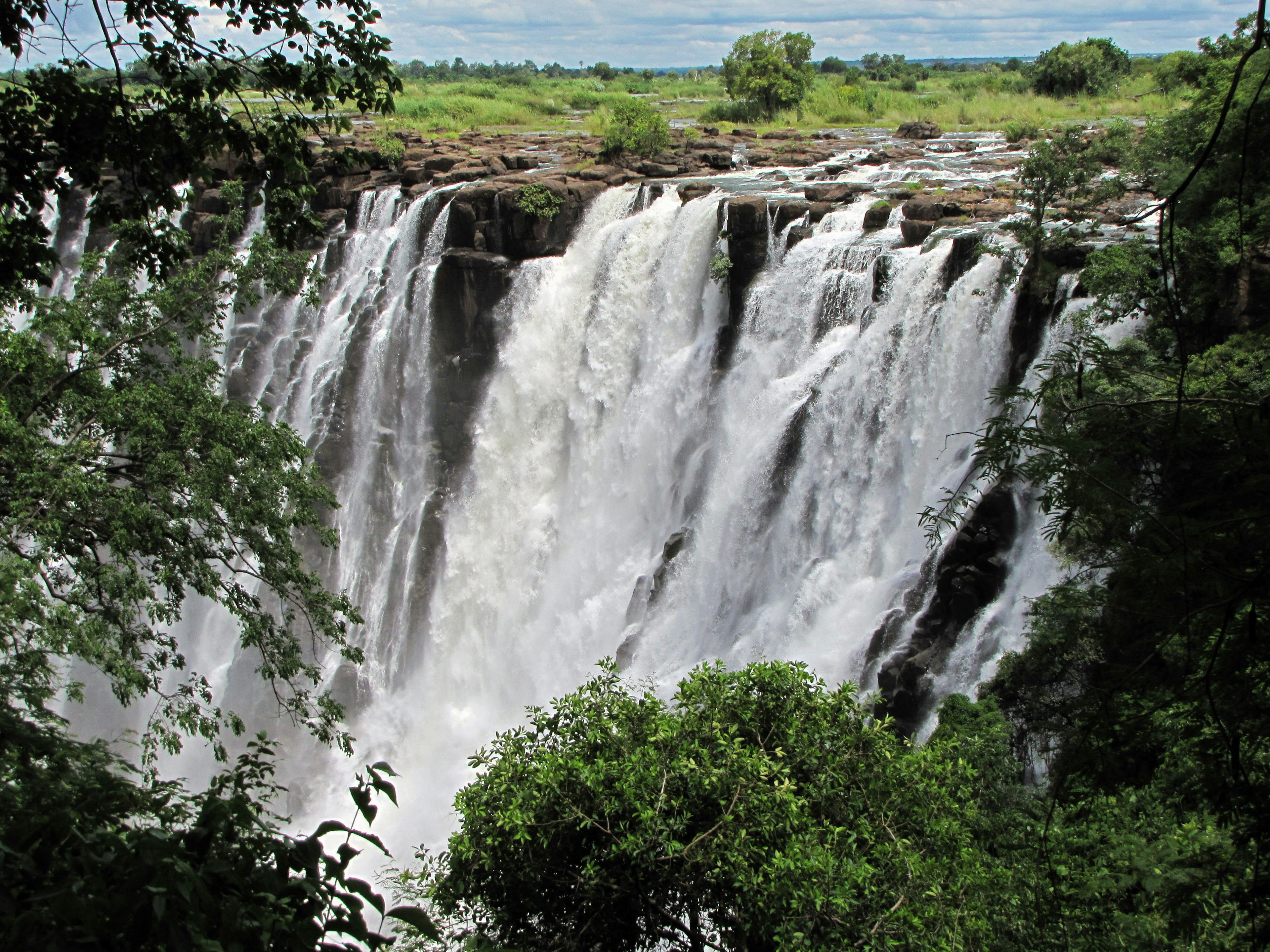 Una splendida cascata che scorre in un paesaggio verdeggiante