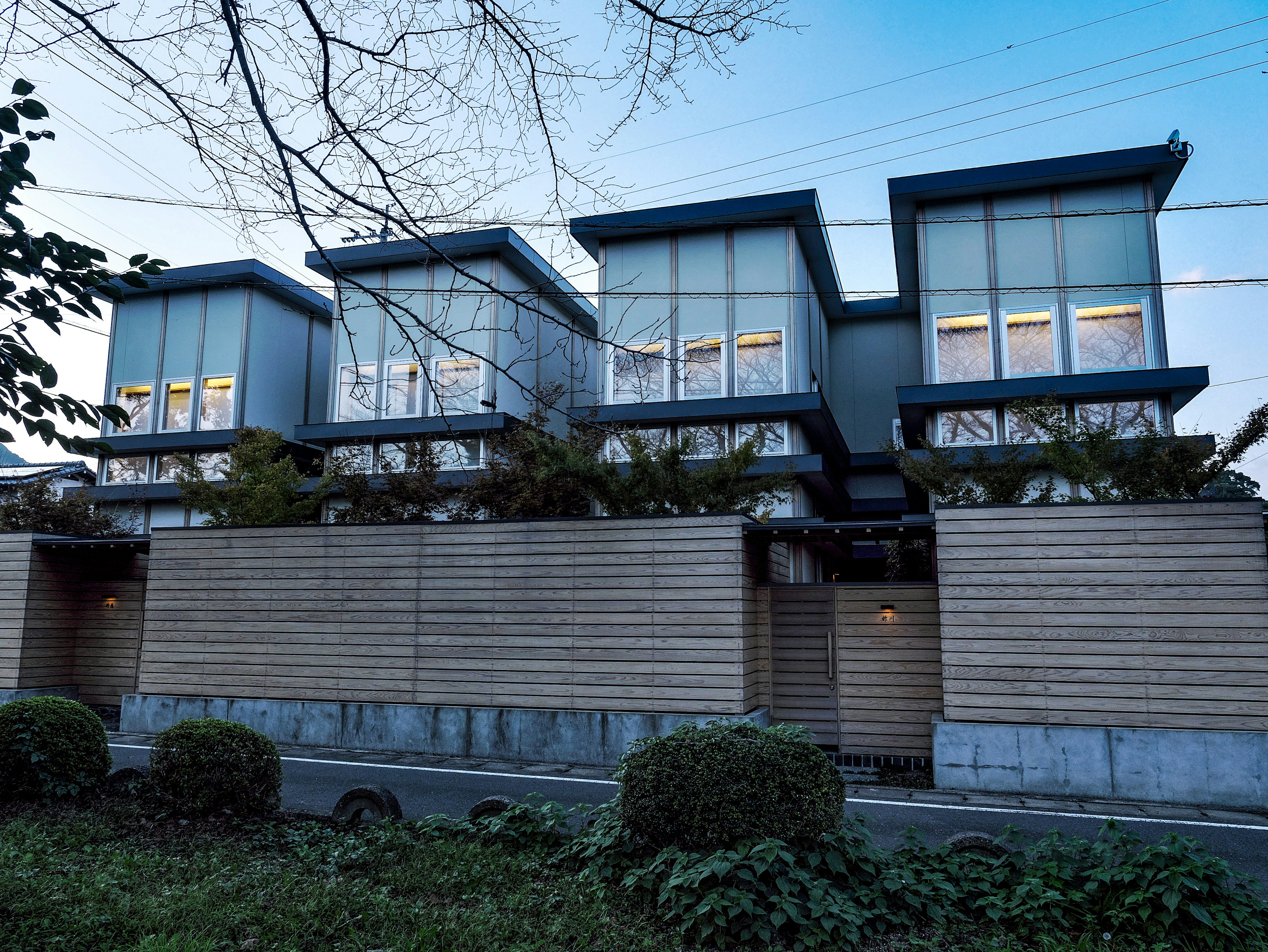 Fila de casas modernas con grandes ventanas