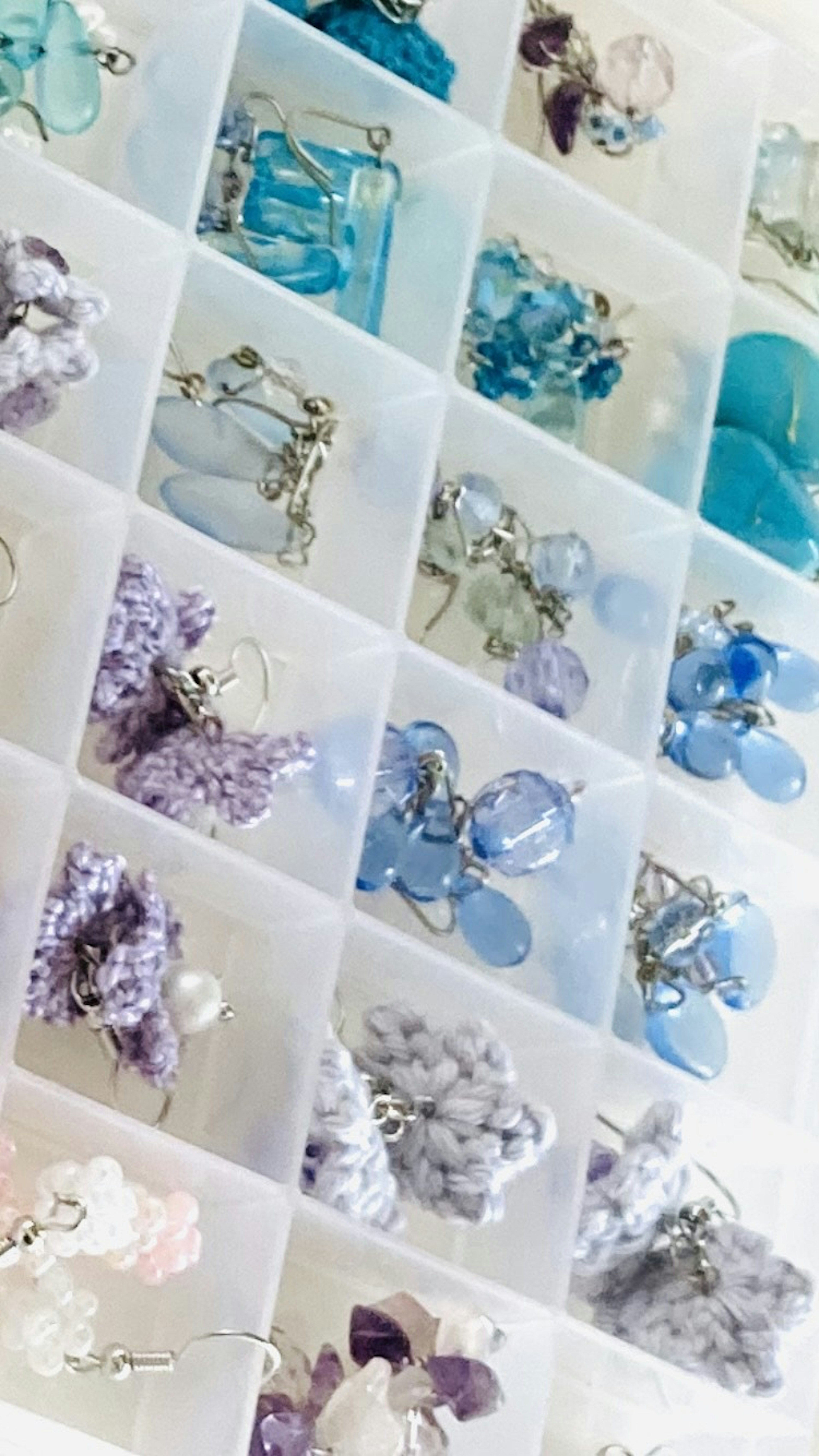 Bijoux exposés dans un étui transparent avec des pierres précieuses bleues et violettes