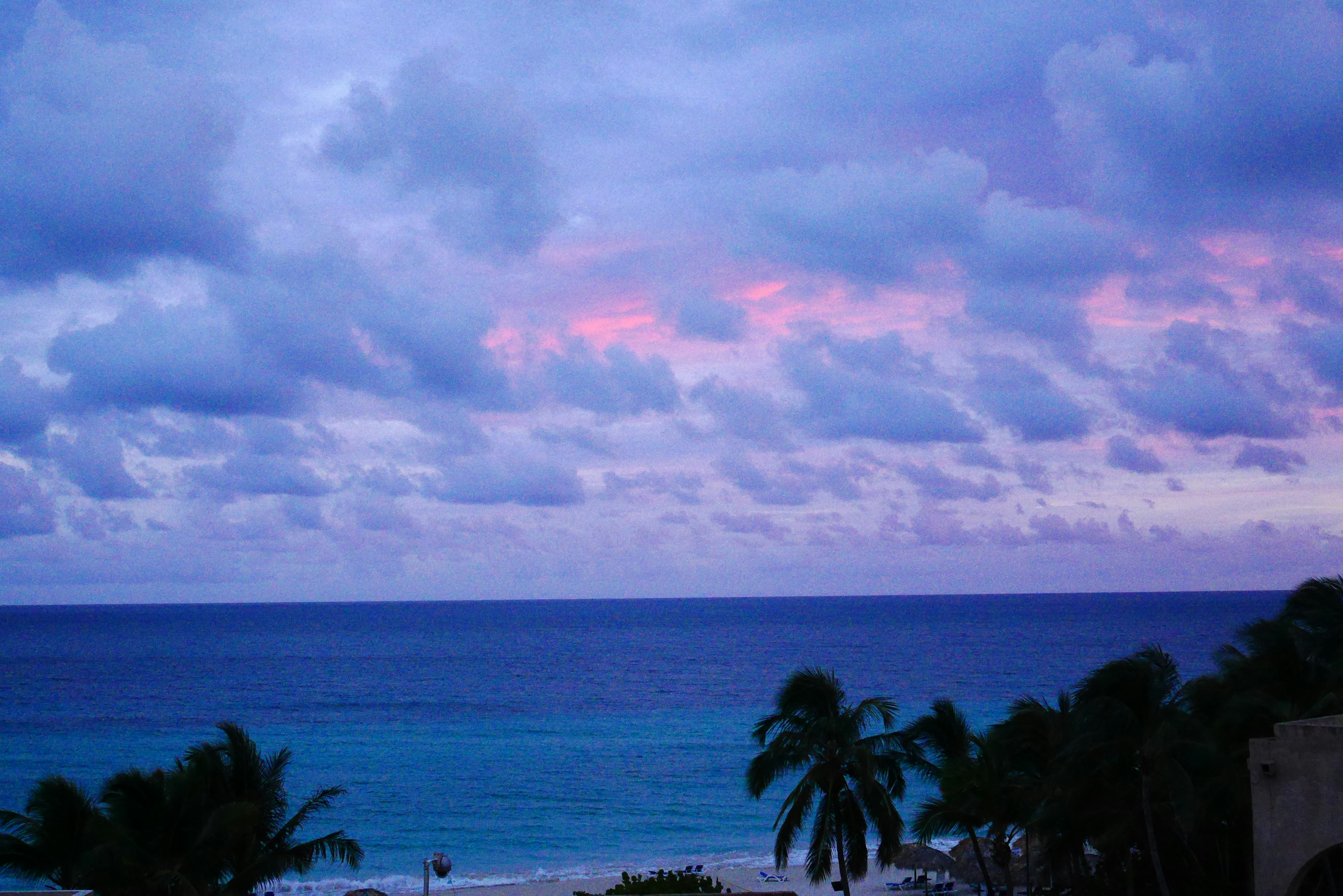 Scène de plage magnifique avec océan bleu et ciel violet