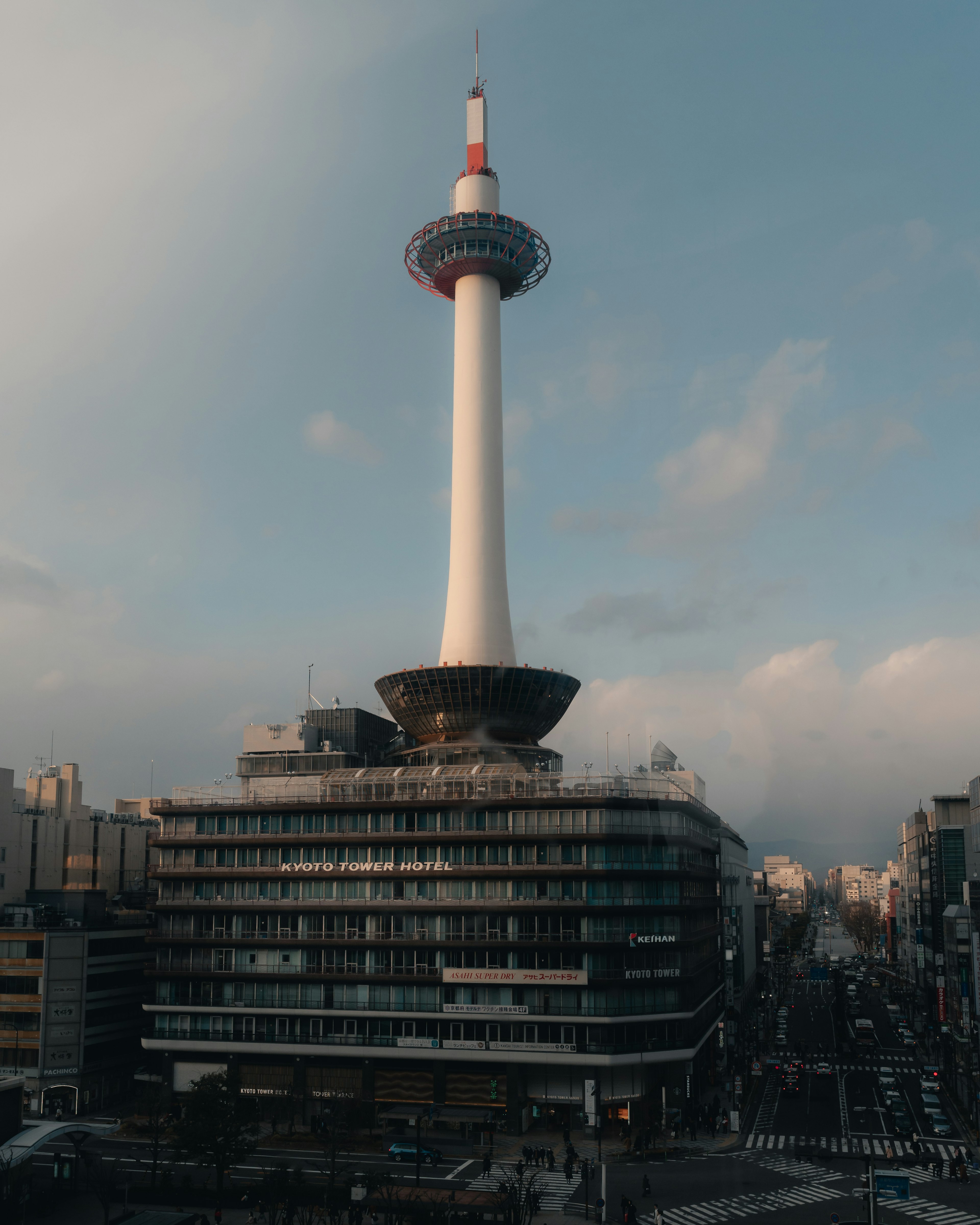 京都タワーとその周辺の建物を捉えた風景