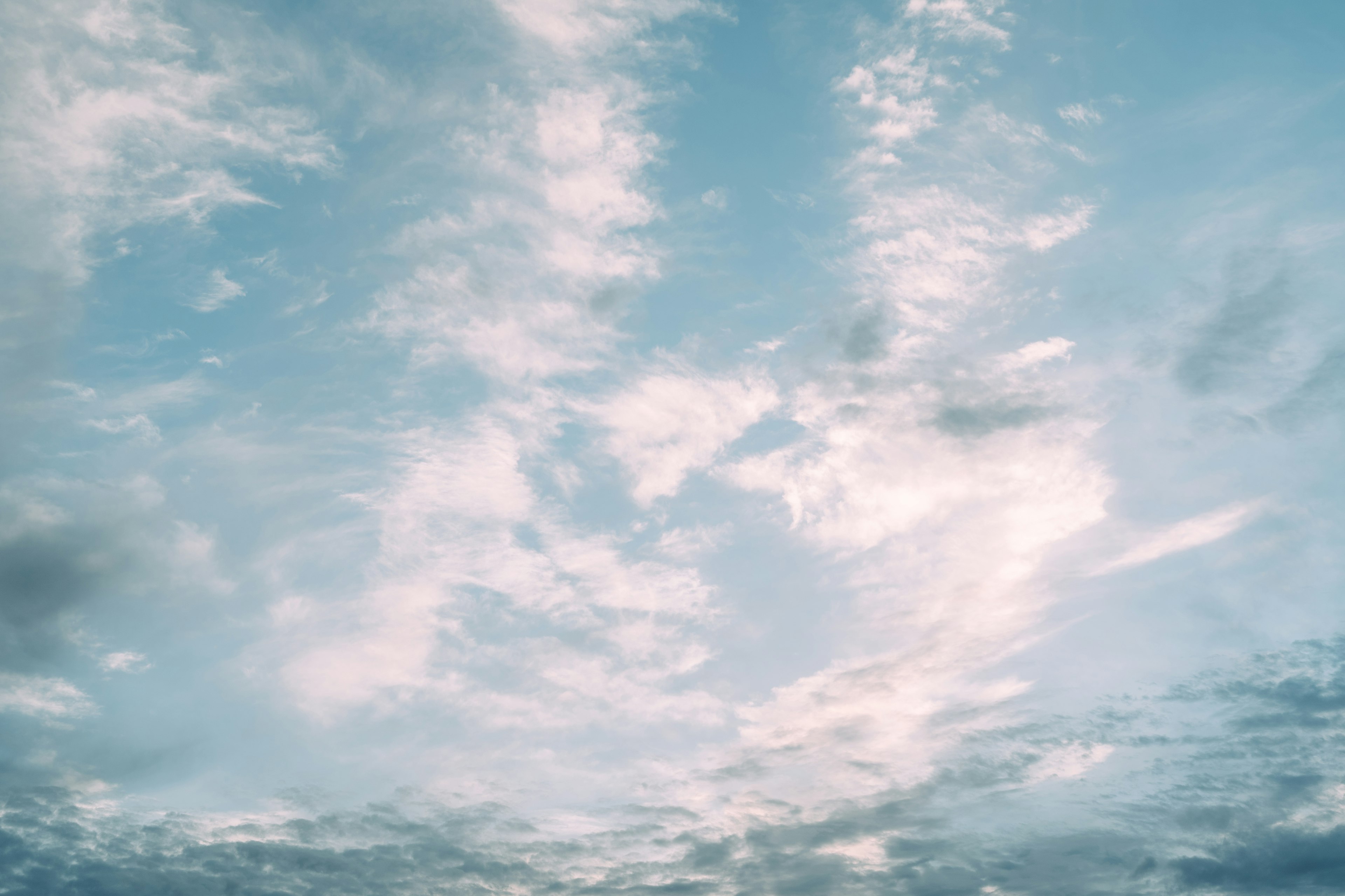 青空に広がる雲の風景