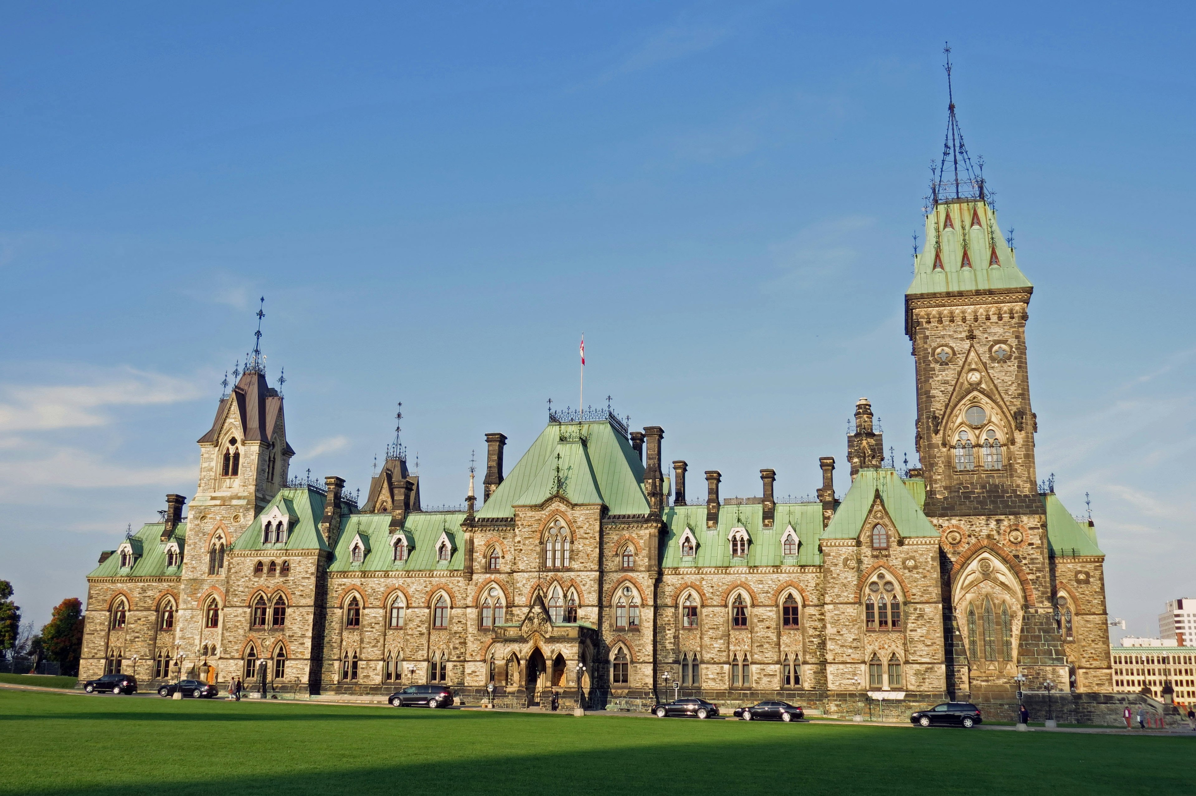 Belle façade des bâtiments du Parlement canadien avec des toits verts