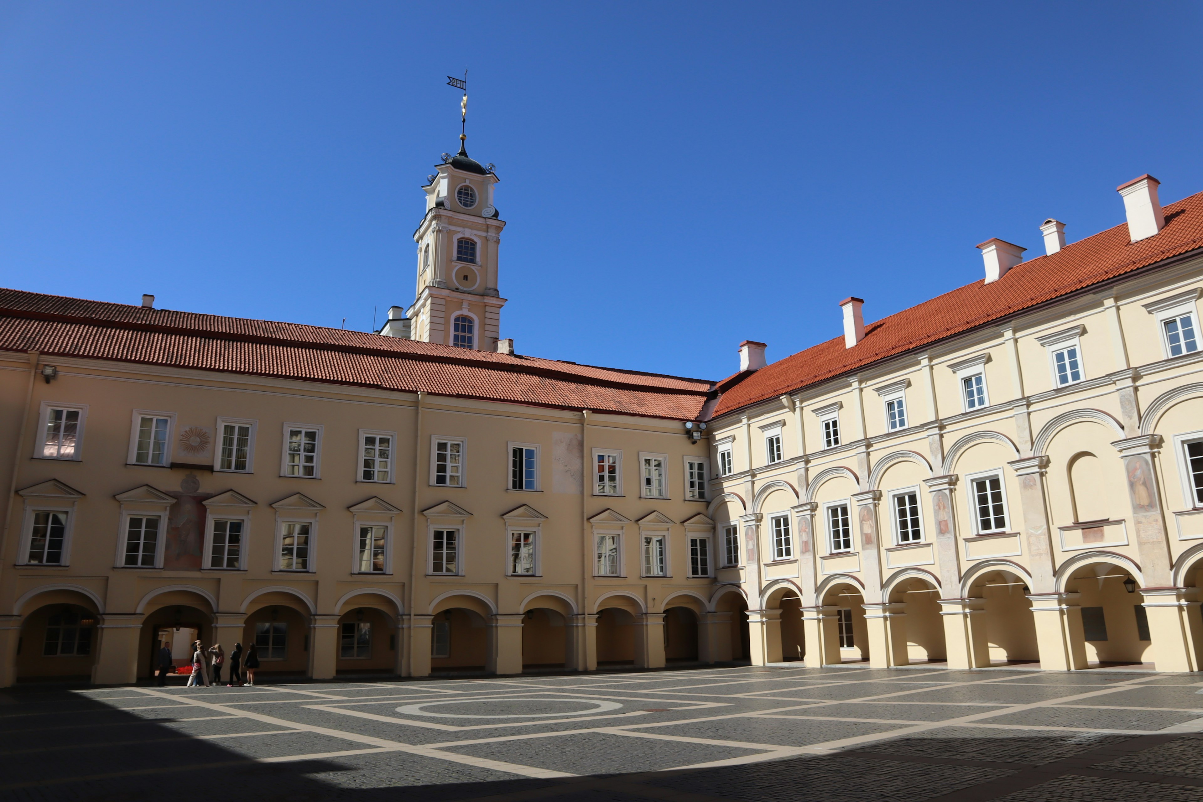 Bellissimi edifici storici e cortile sotto un cielo blu