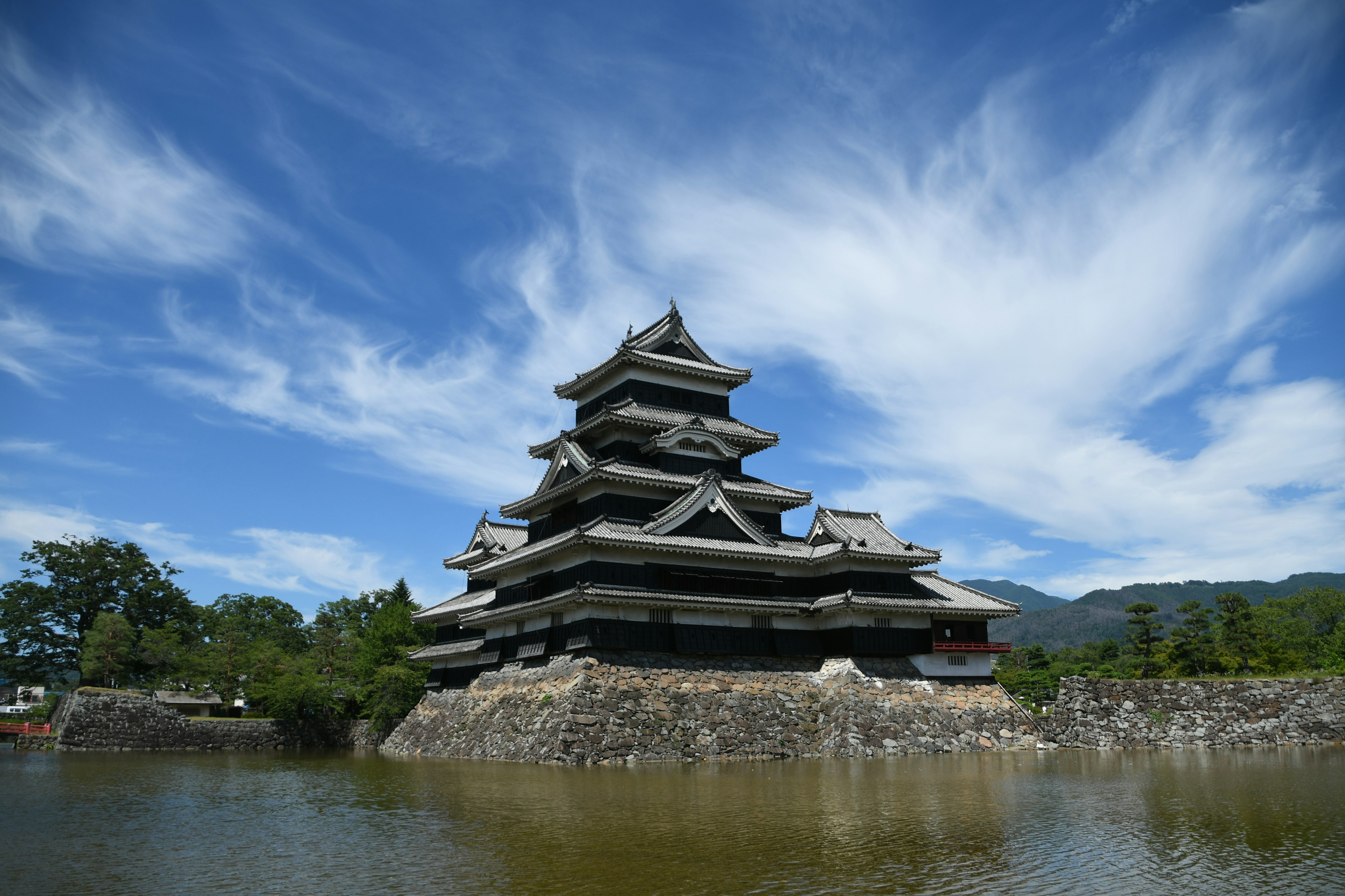 Pemandangan indah Kastil Matsumoto dengan langit biru