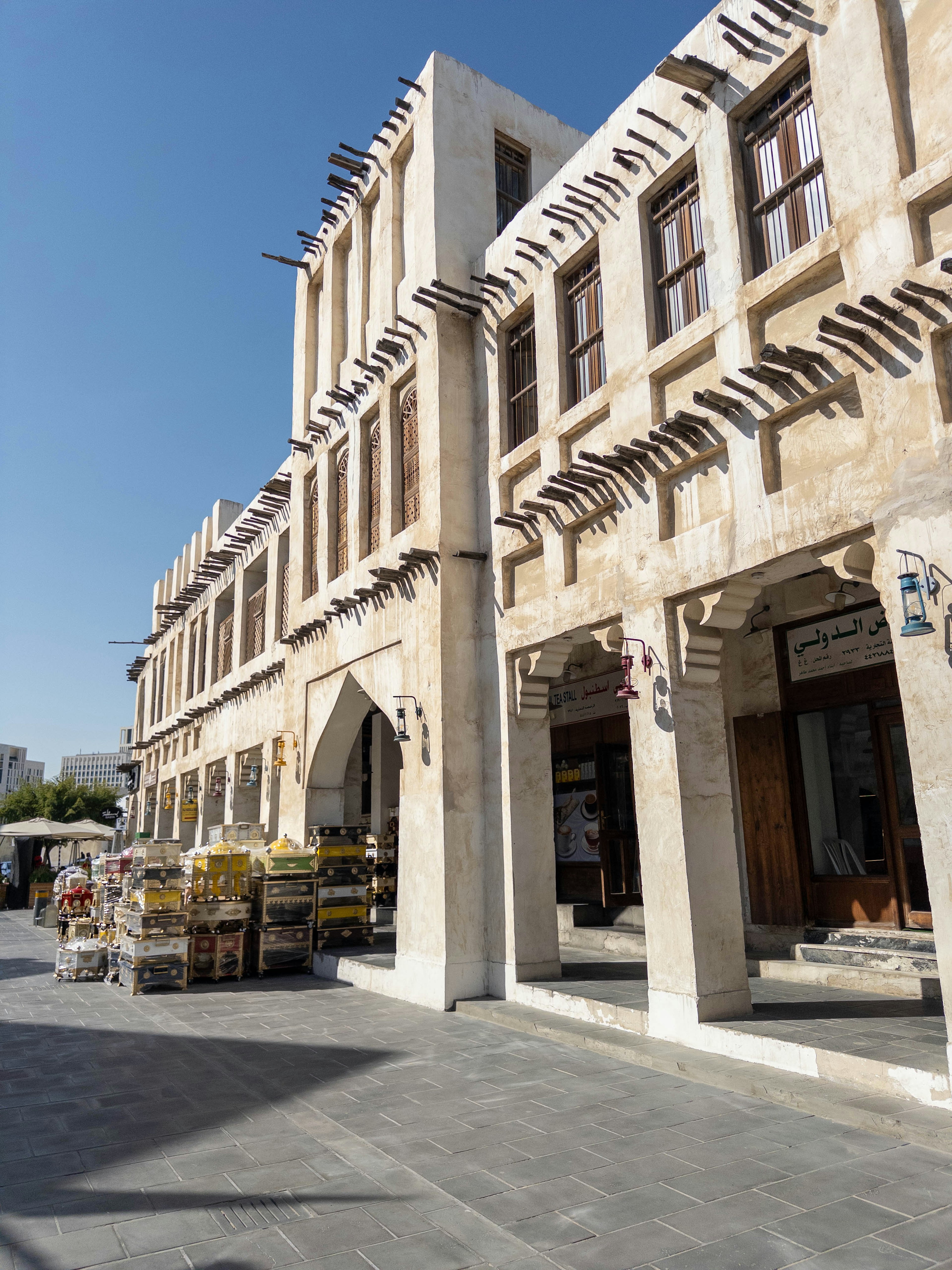 Edificio de estilo árabe con puestos de mercado