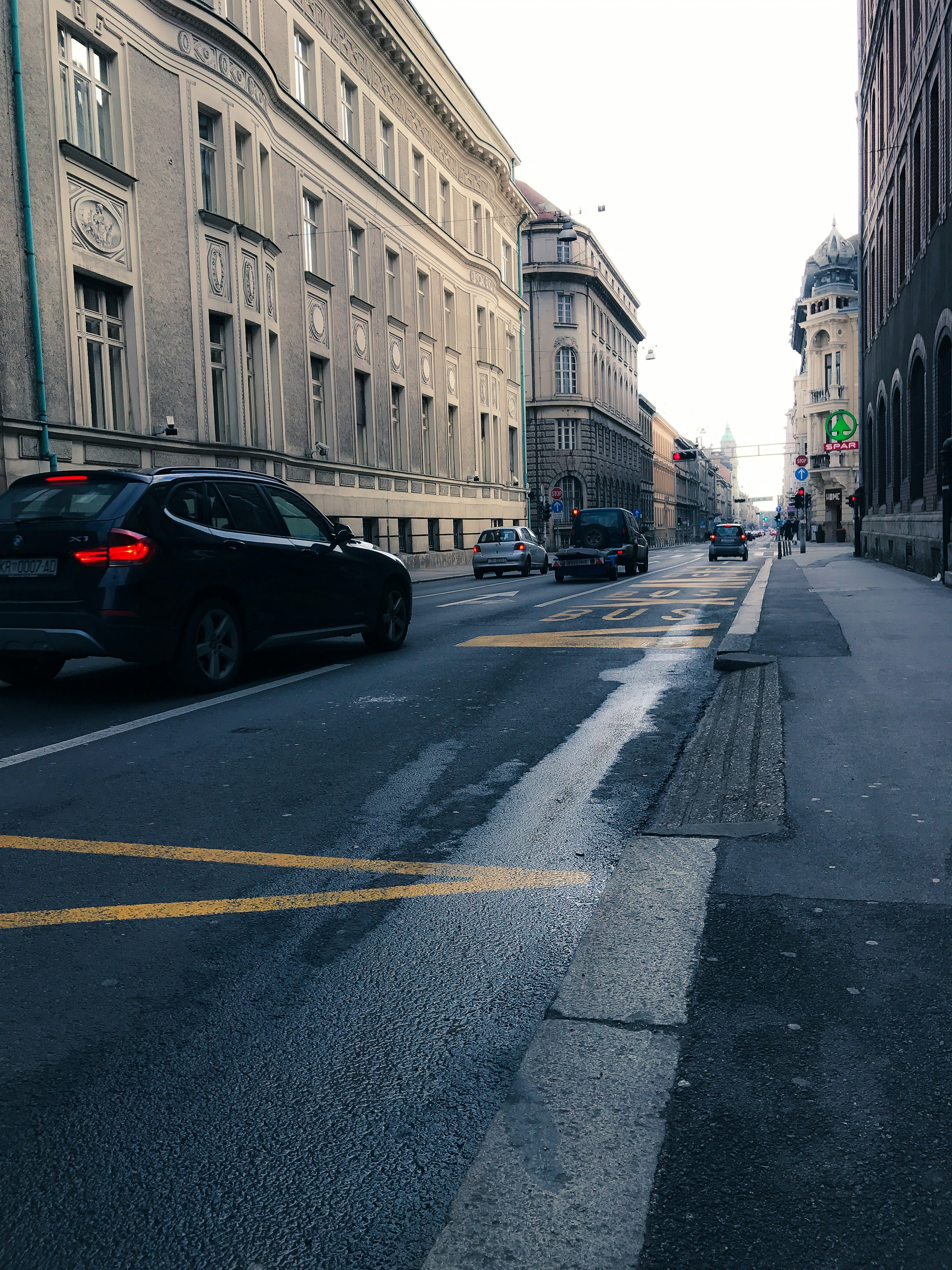 Ruhige Straßenszene mit Autos und historischen Gebäuden