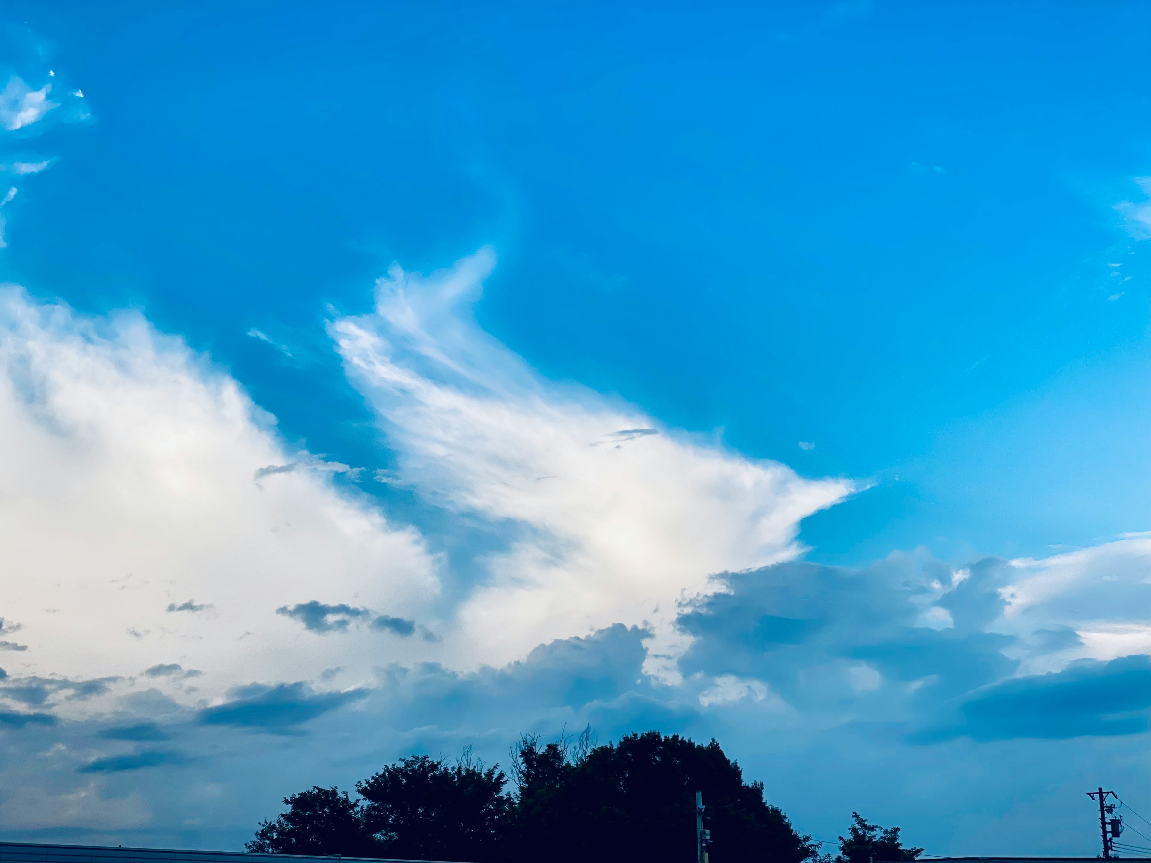 青空に白い雲が浮かぶ風景