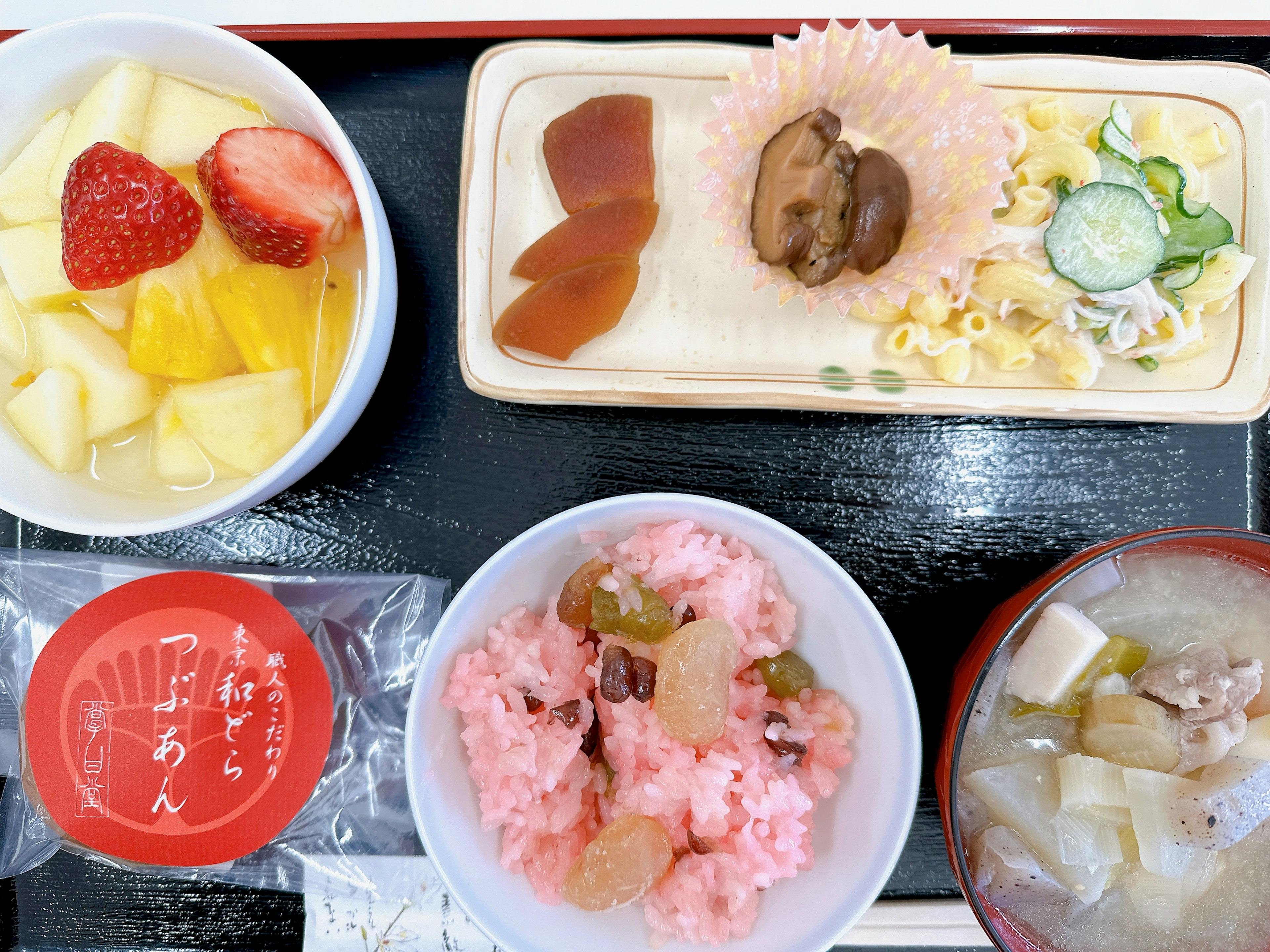 Bunt angerichteter japanischer Teller mit Obst und Süßigkeiten