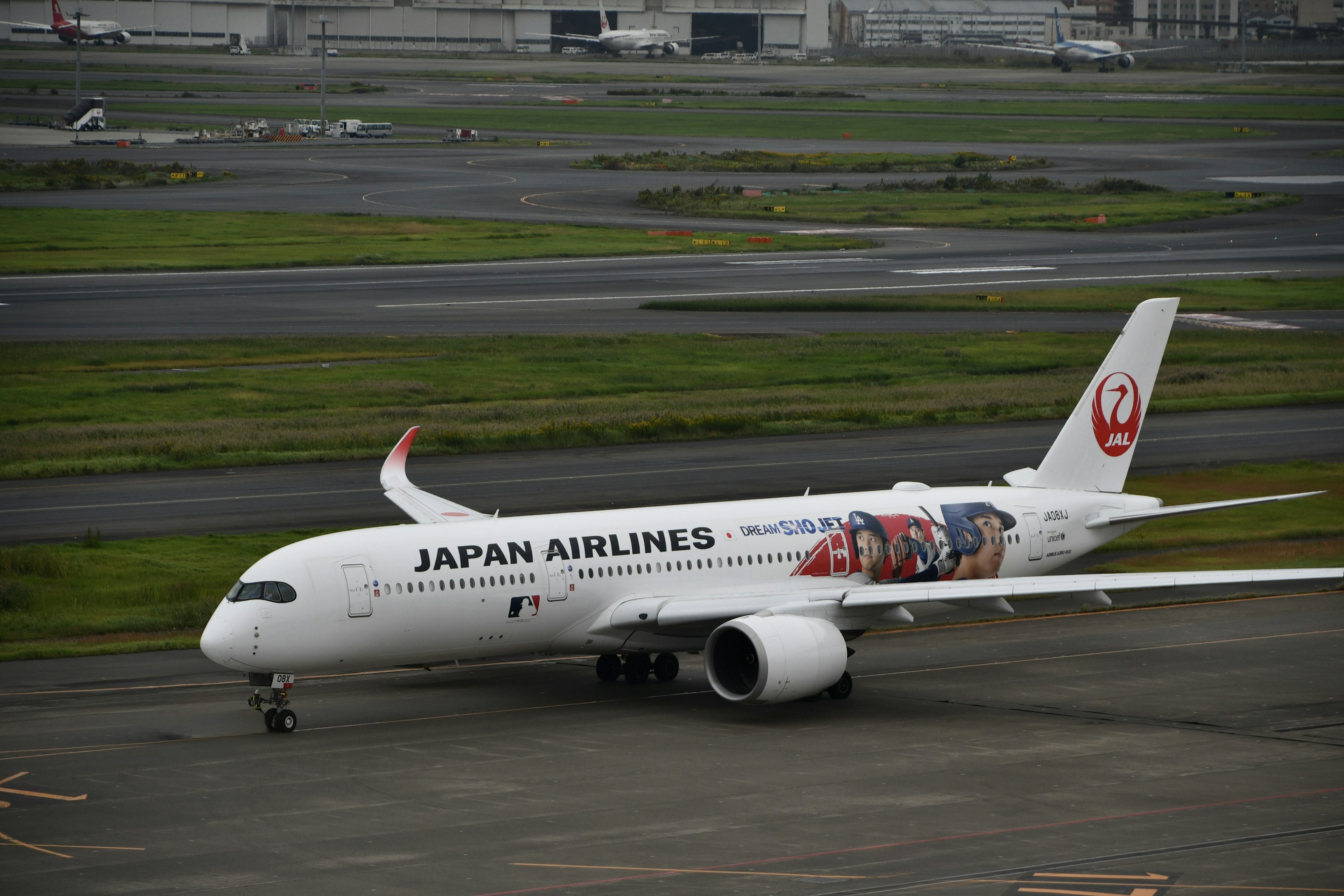 เครื่องบิน Japan Airlines กำลังแล่นบนทางวิ่ง