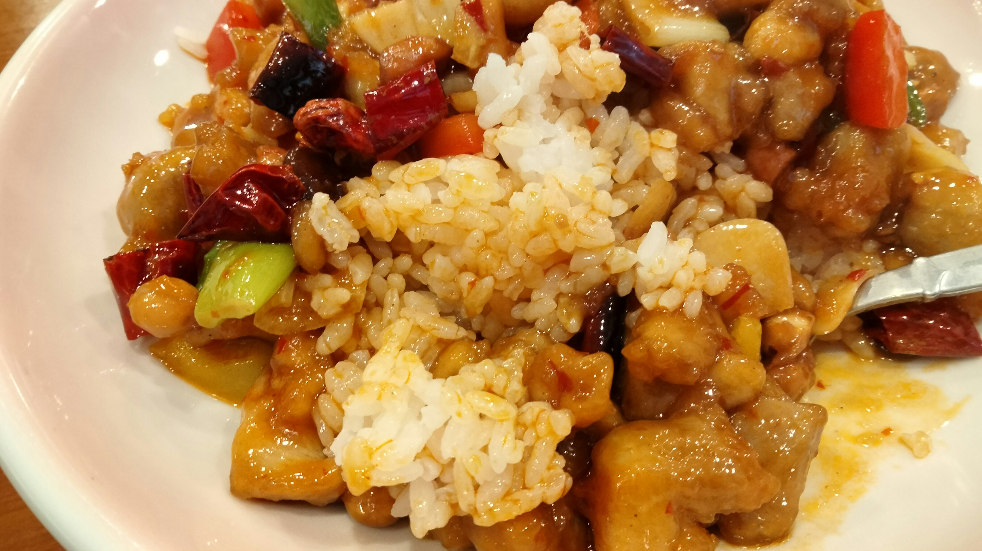 Assiette de plat chinois avec du riz et des légumes colorés