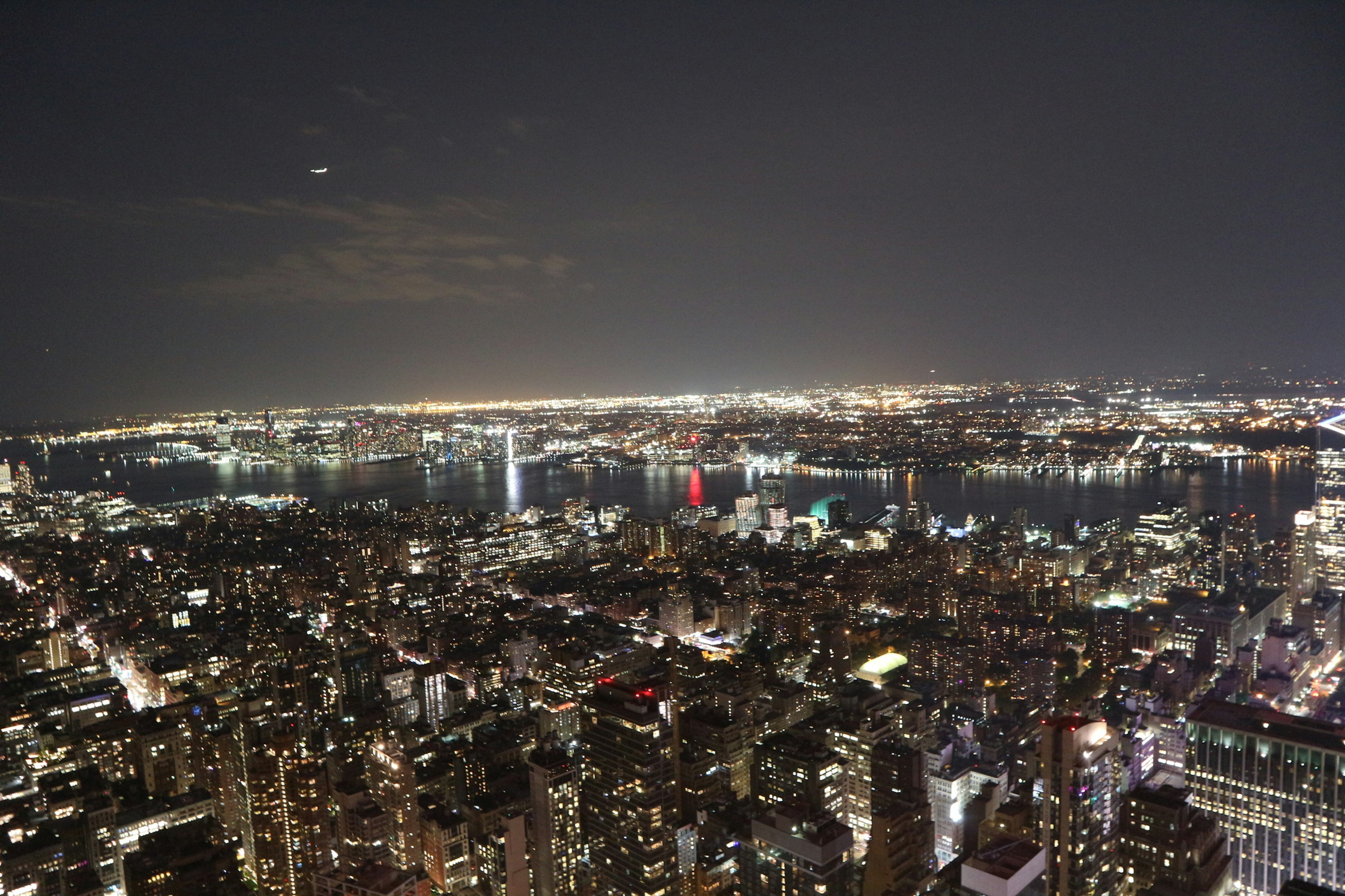 Vista panoramica di Tokyo di notte con luci brillanti della città