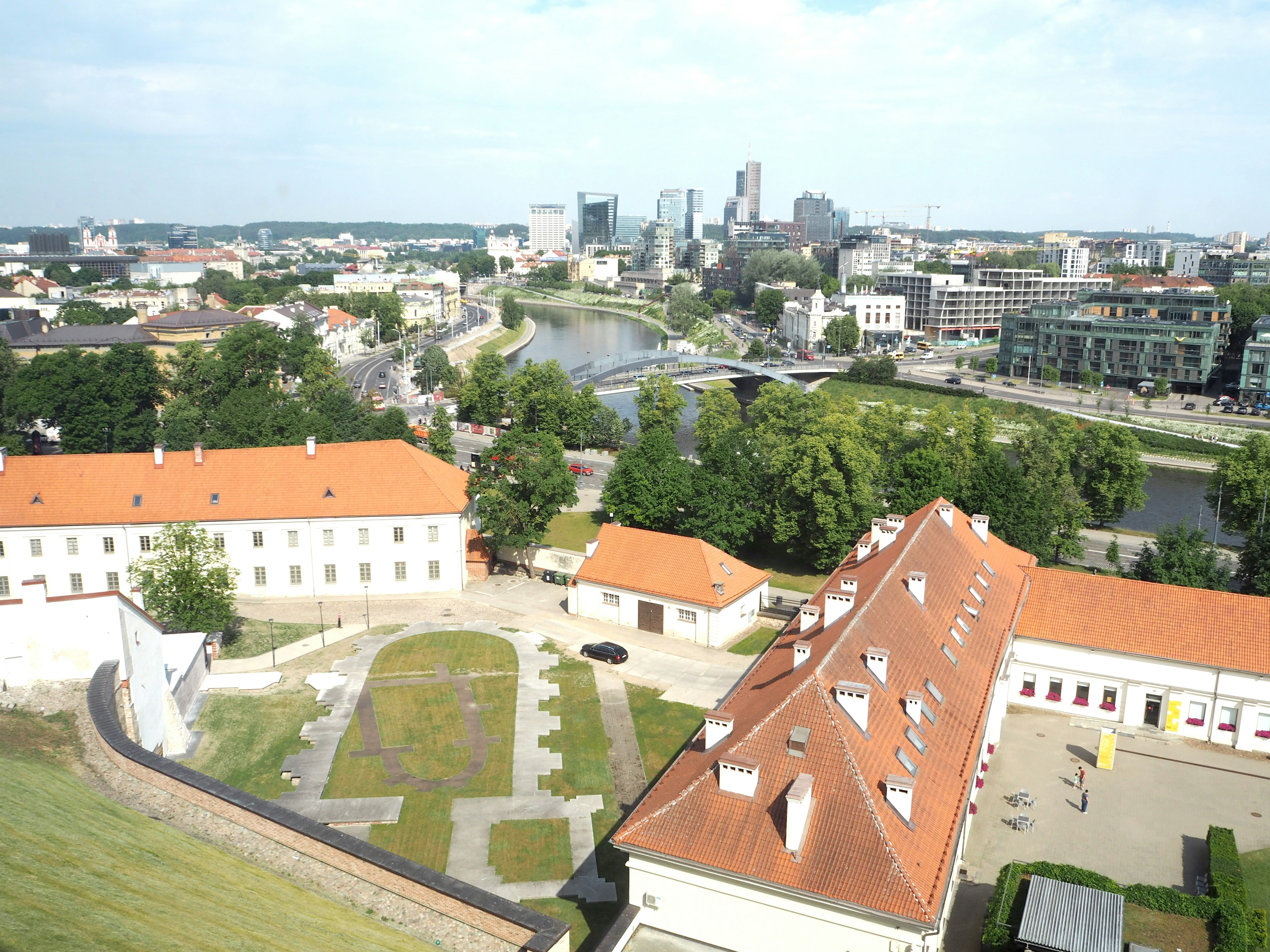 Vue aérienne de Vilnius montrant la ligne d'horizon de la ville et la rivière bâtiments à toit rouge et arbres verts