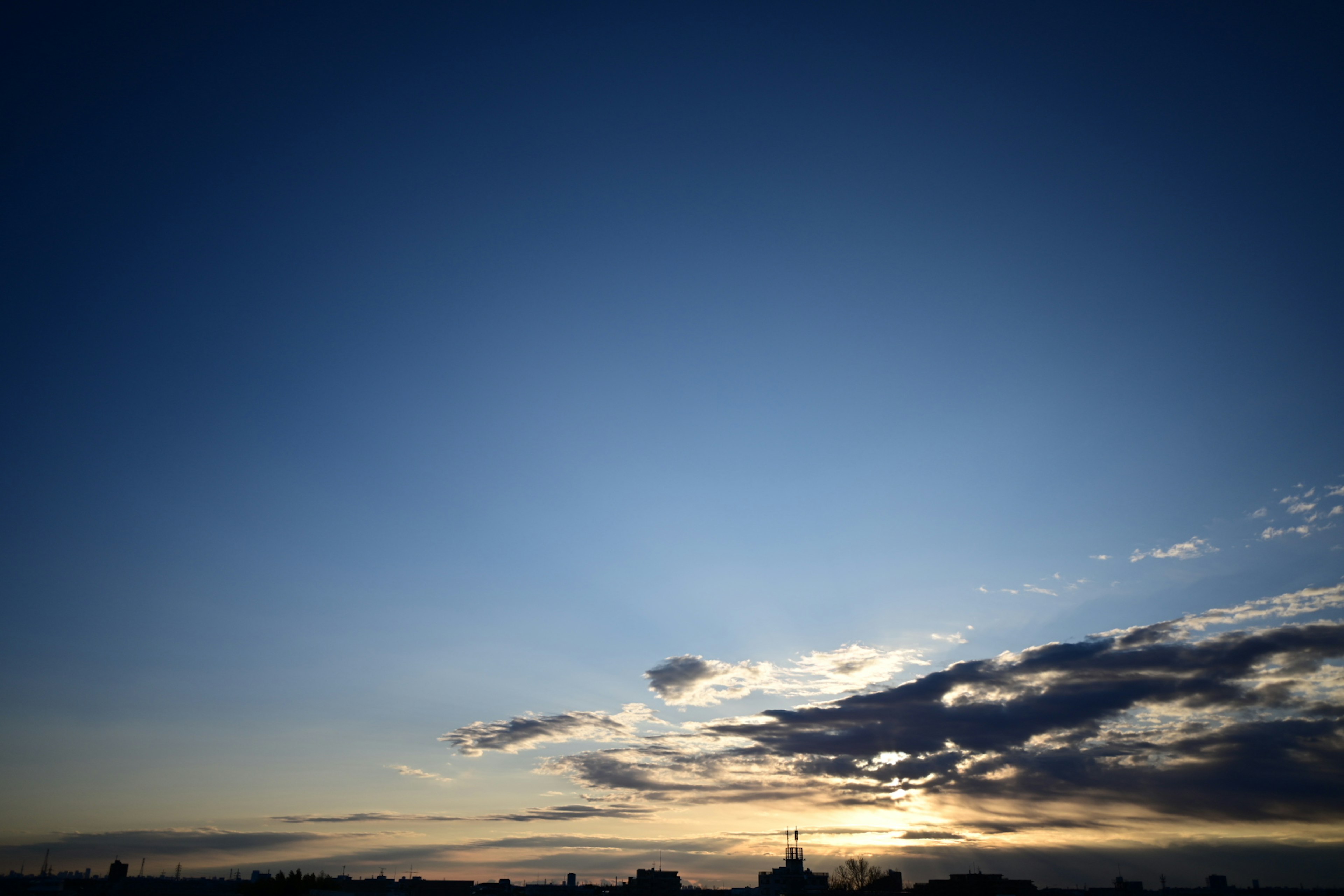 Cielo al atardecer con nubes y un degradado de azul