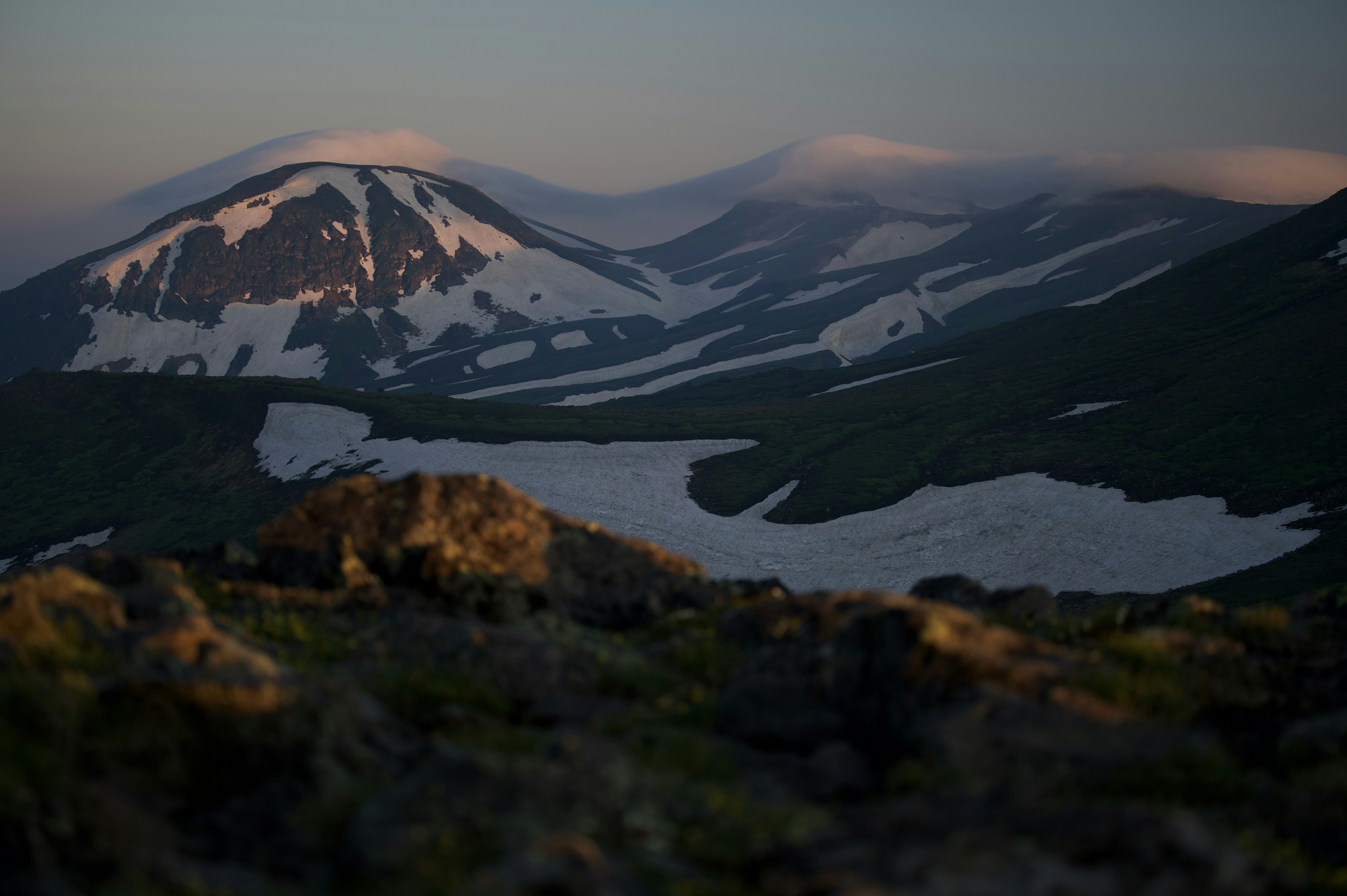 雪山與寧靜湖泊的風景