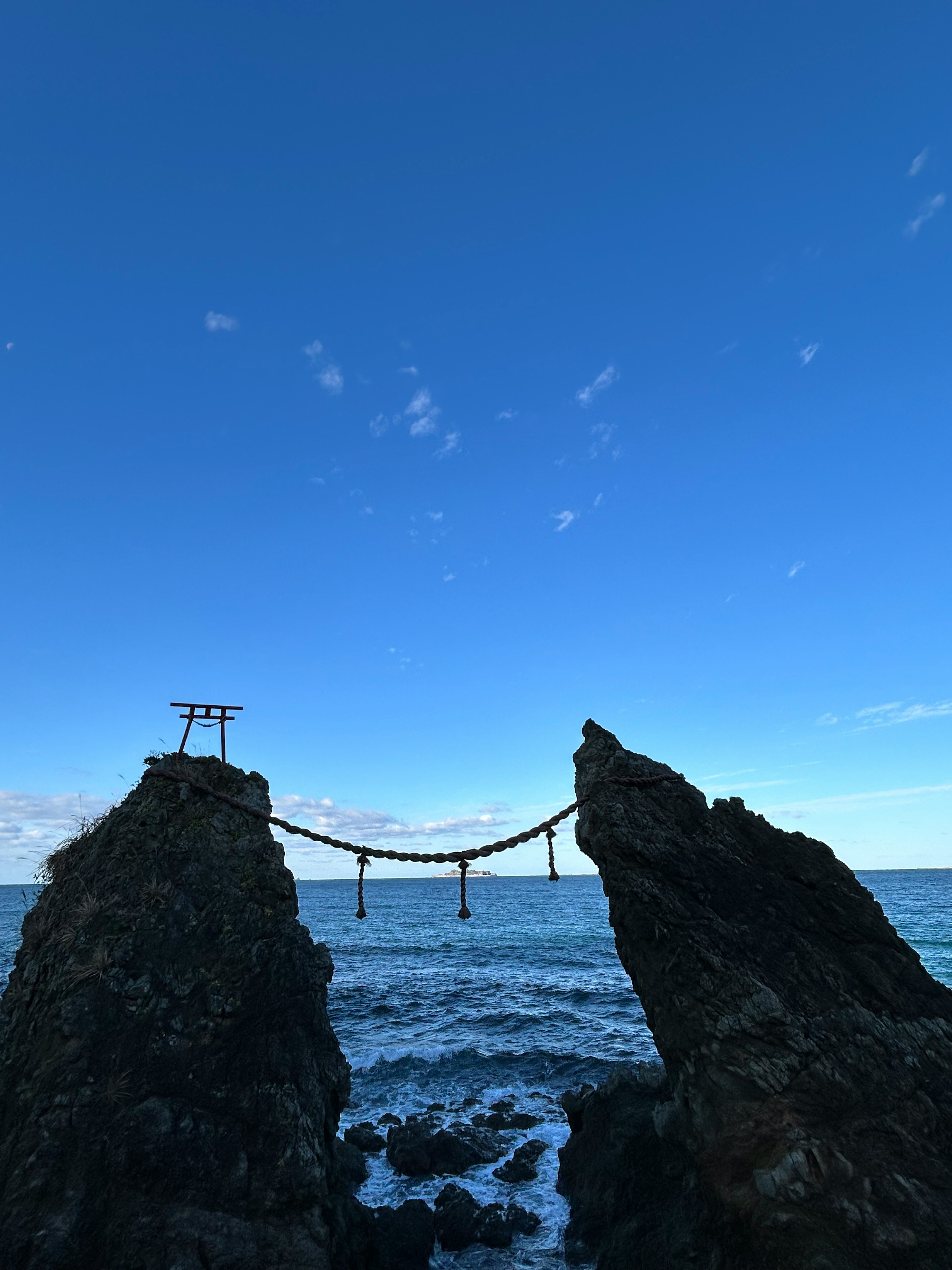 海に架かる吊り橋と岩の風景