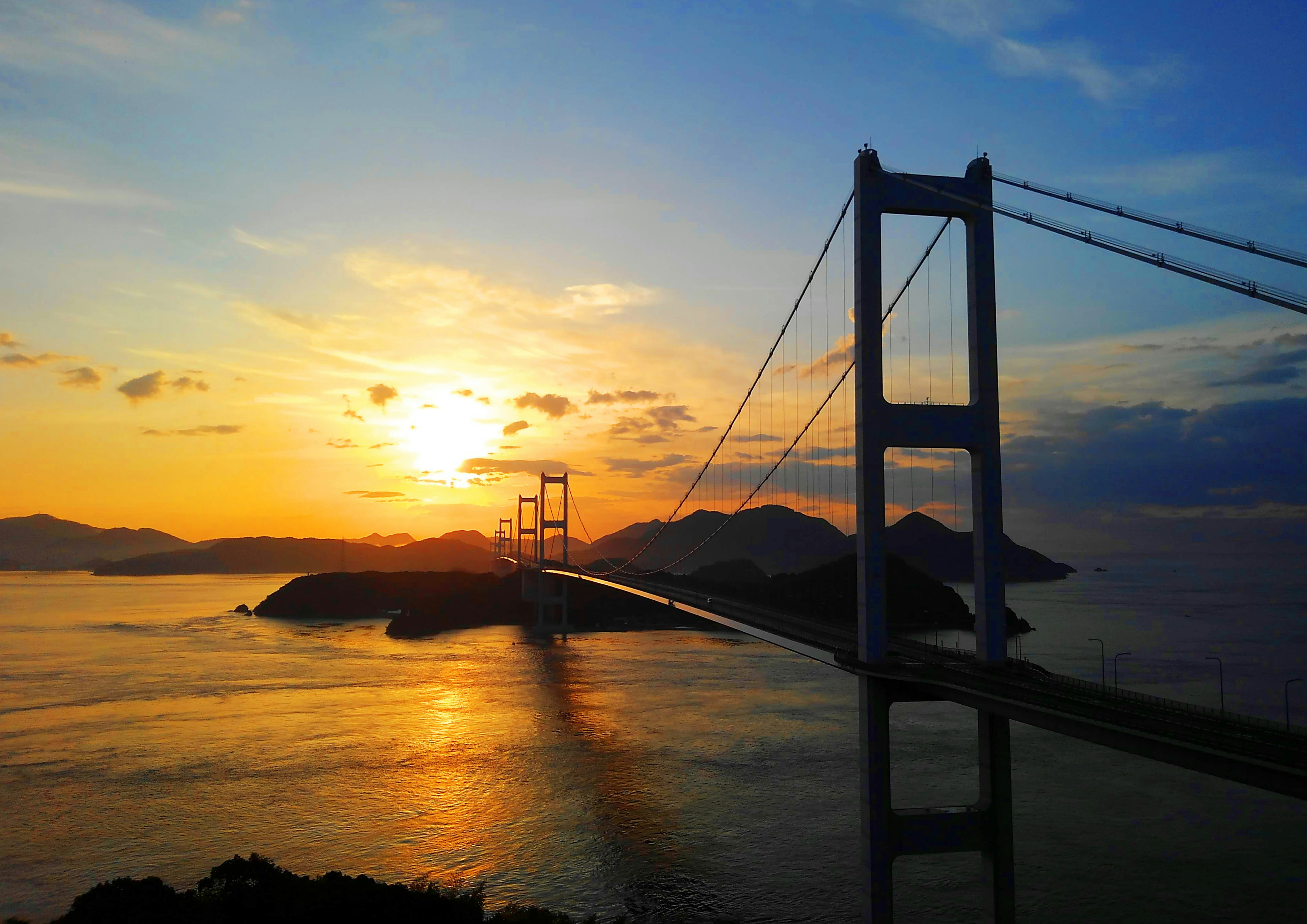 Vue pittoresque d'un pont contre un beau coucher de soleil