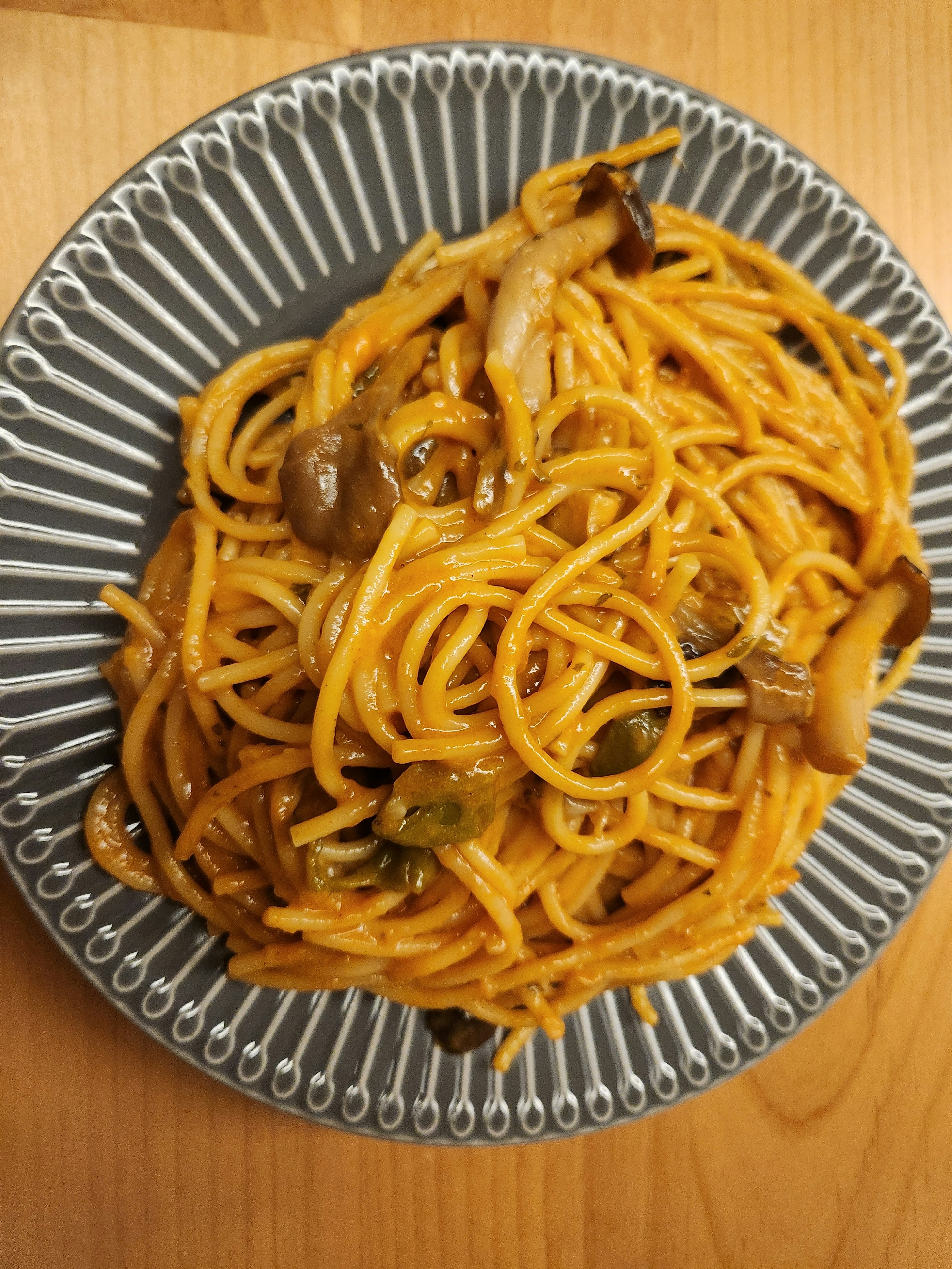 Sepiring spaghetti dengan saus cerah dan bahan