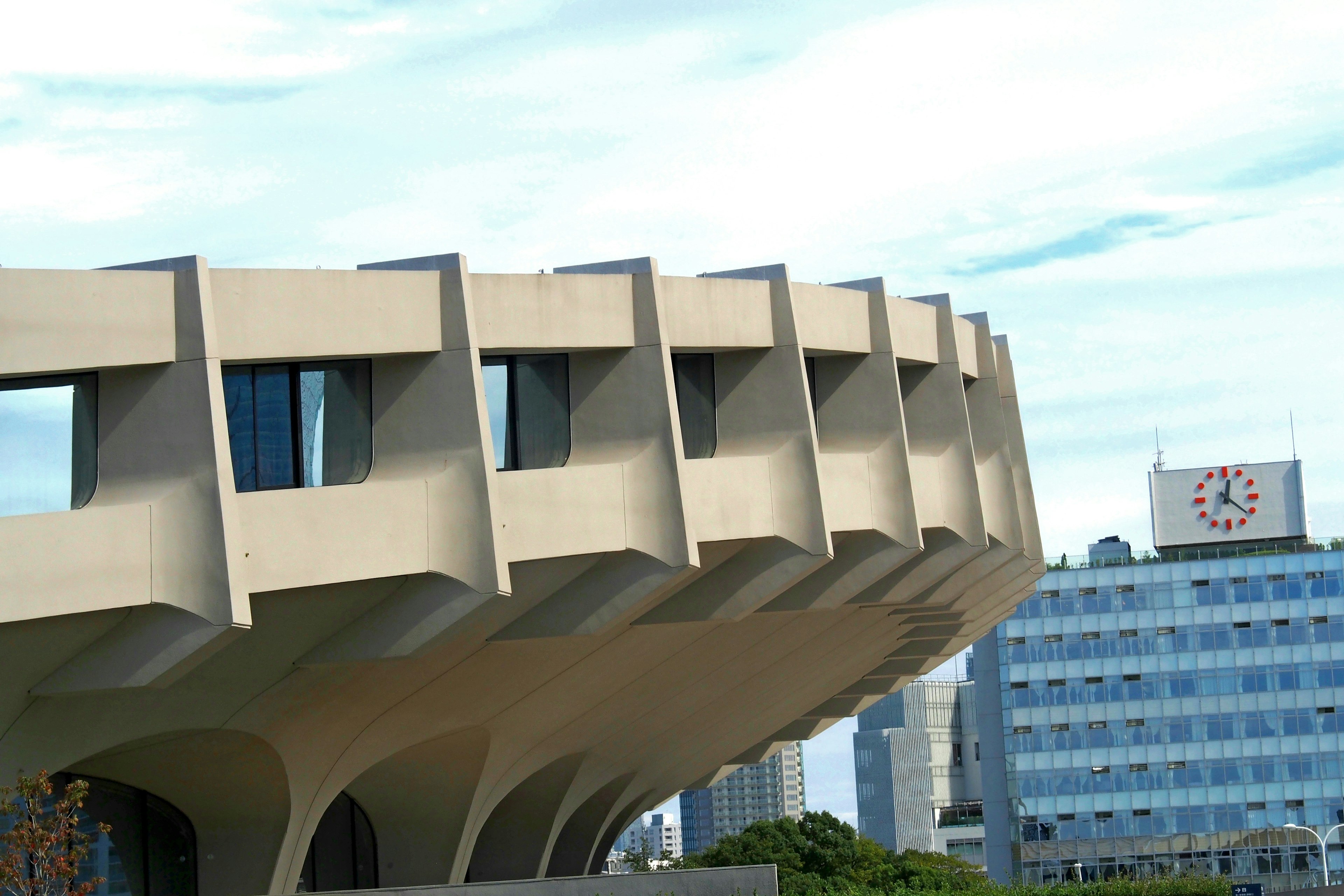 Conception architecturale futuriste d'un bâtiment