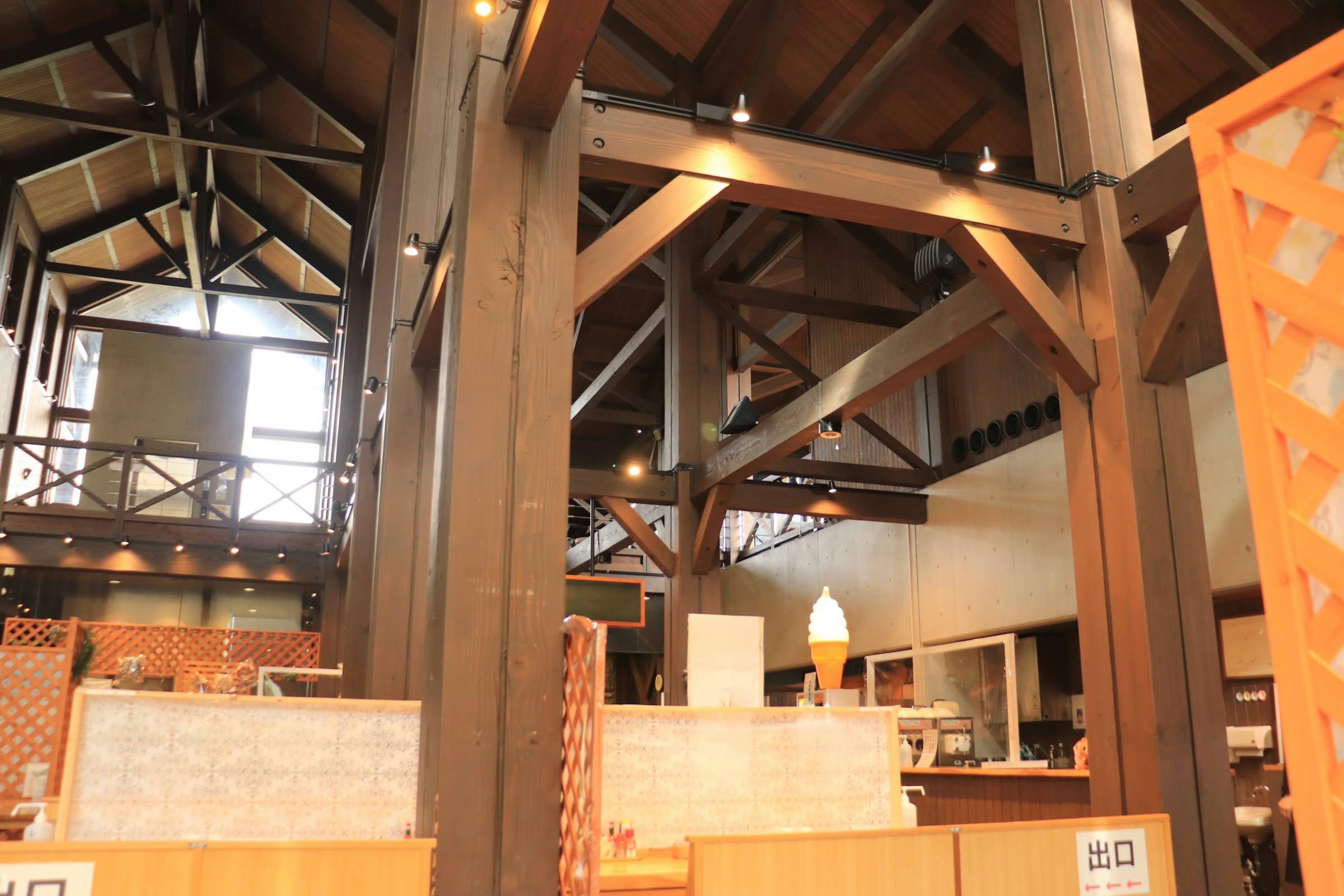 Intérieur de restaurant moderne avec poutres en bois et plafond haut