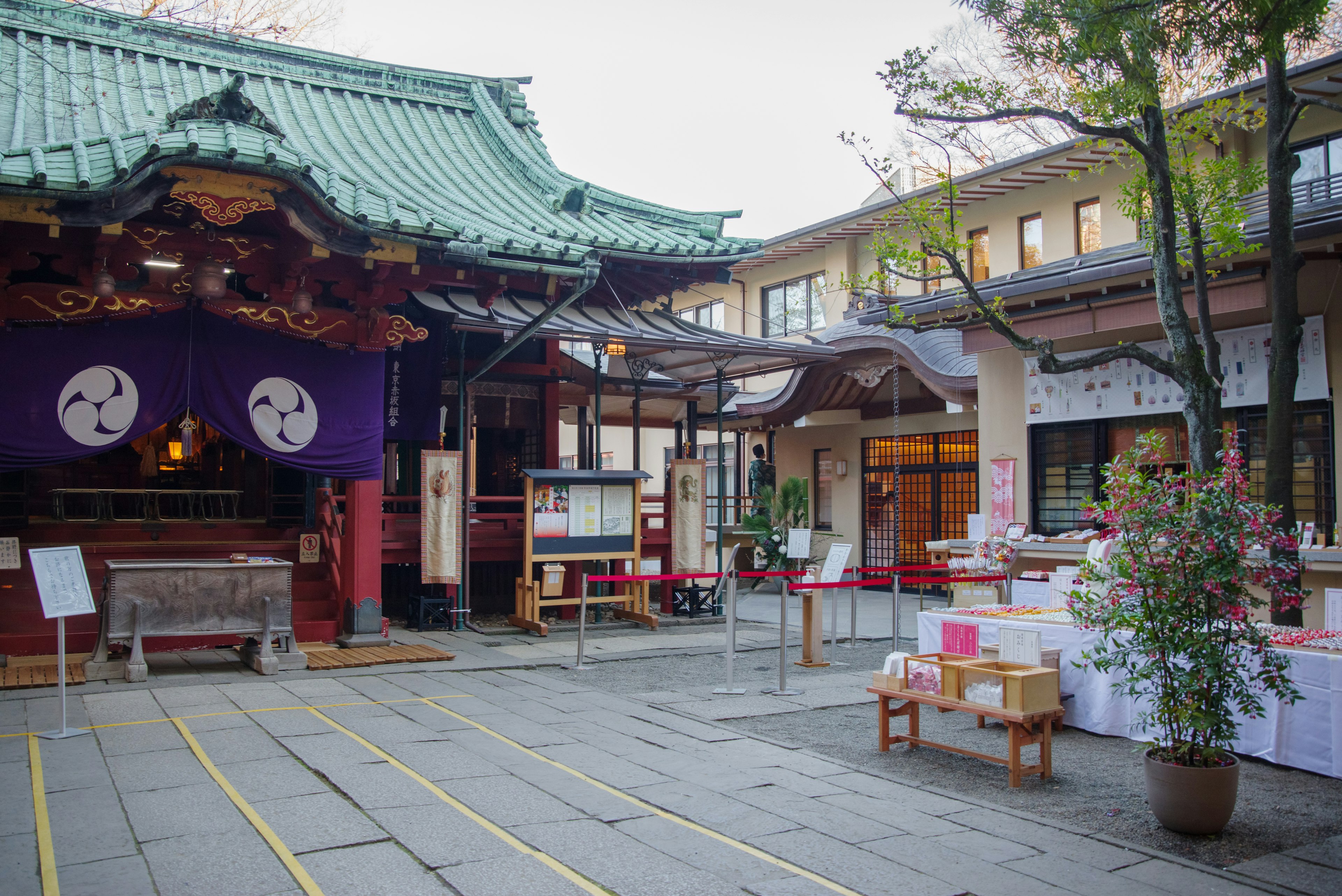 传统日本神社的户外空间，带有绿色屋顶