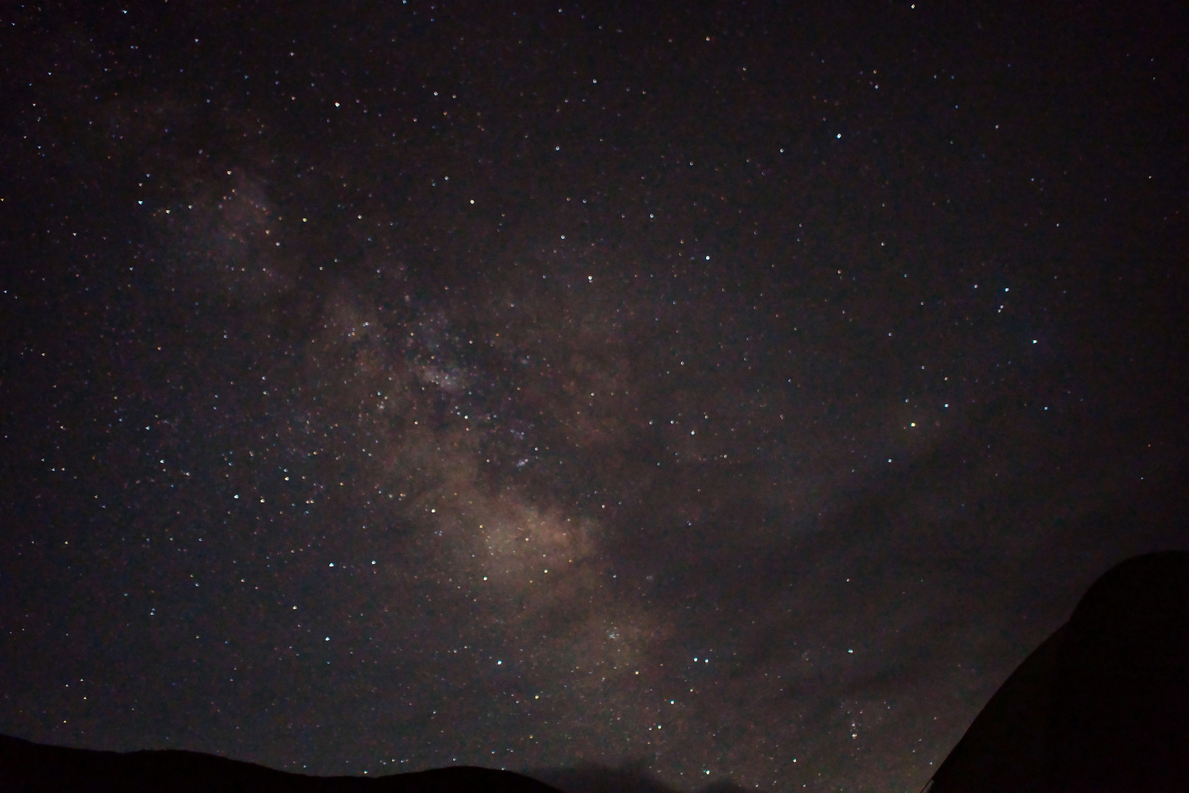 Ciel nocturne rempli d'étoiles et de la Voie lactée