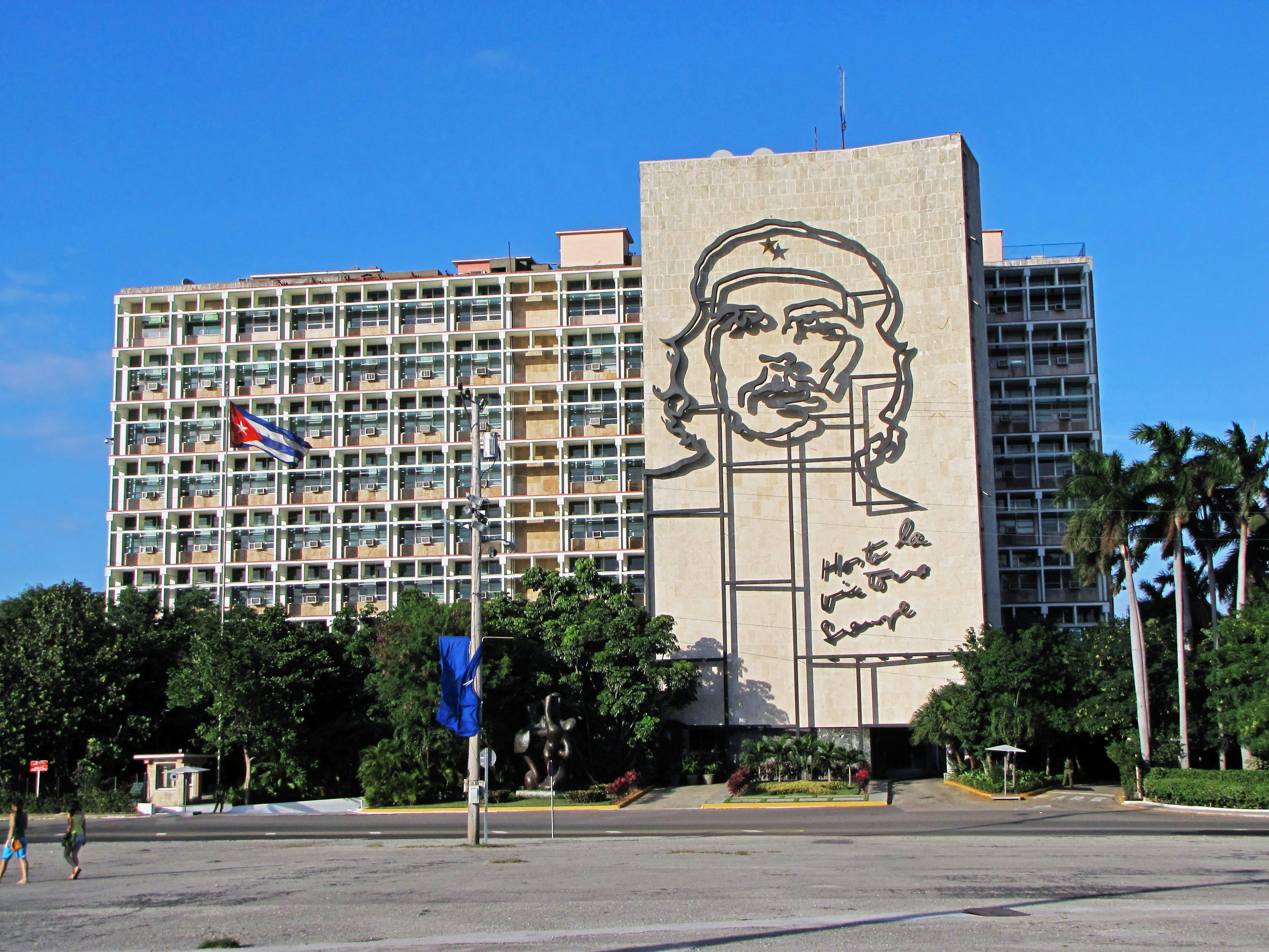 Gedung Museum Revolusi di Havana Kuba dengan potret besar Che Guevara