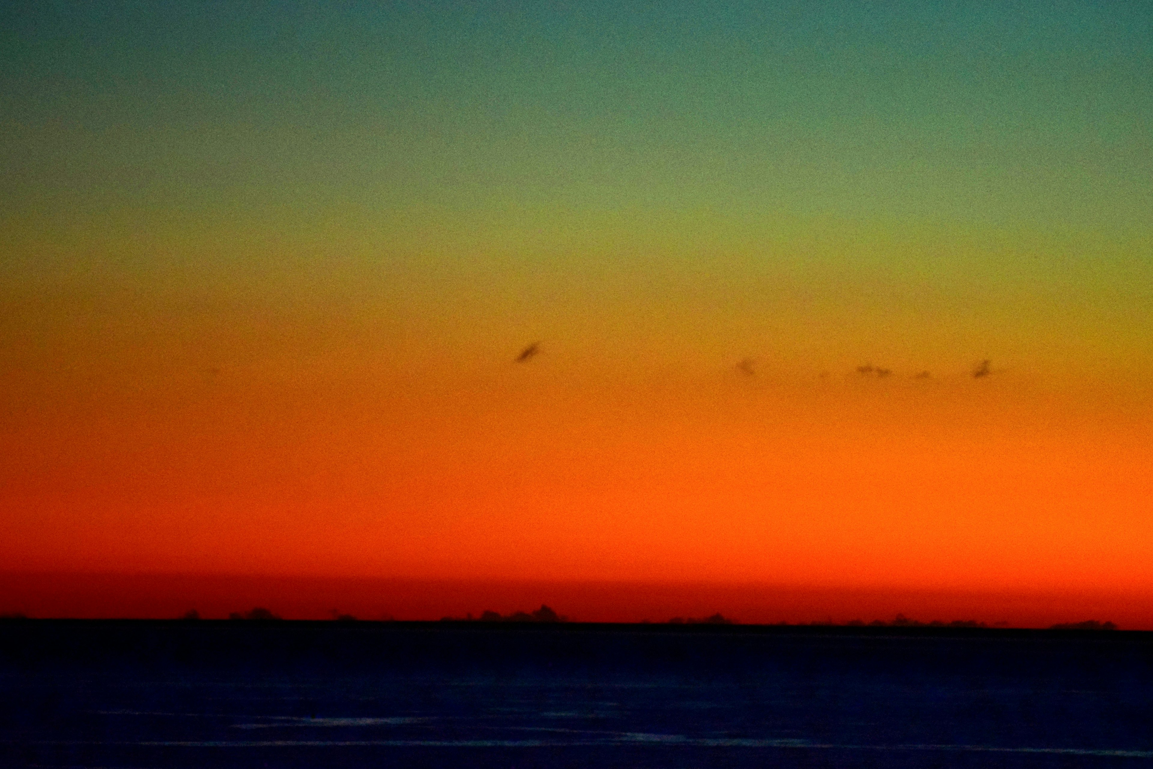 Cielo de atardecer impresionante con colores degradados de azul a naranja