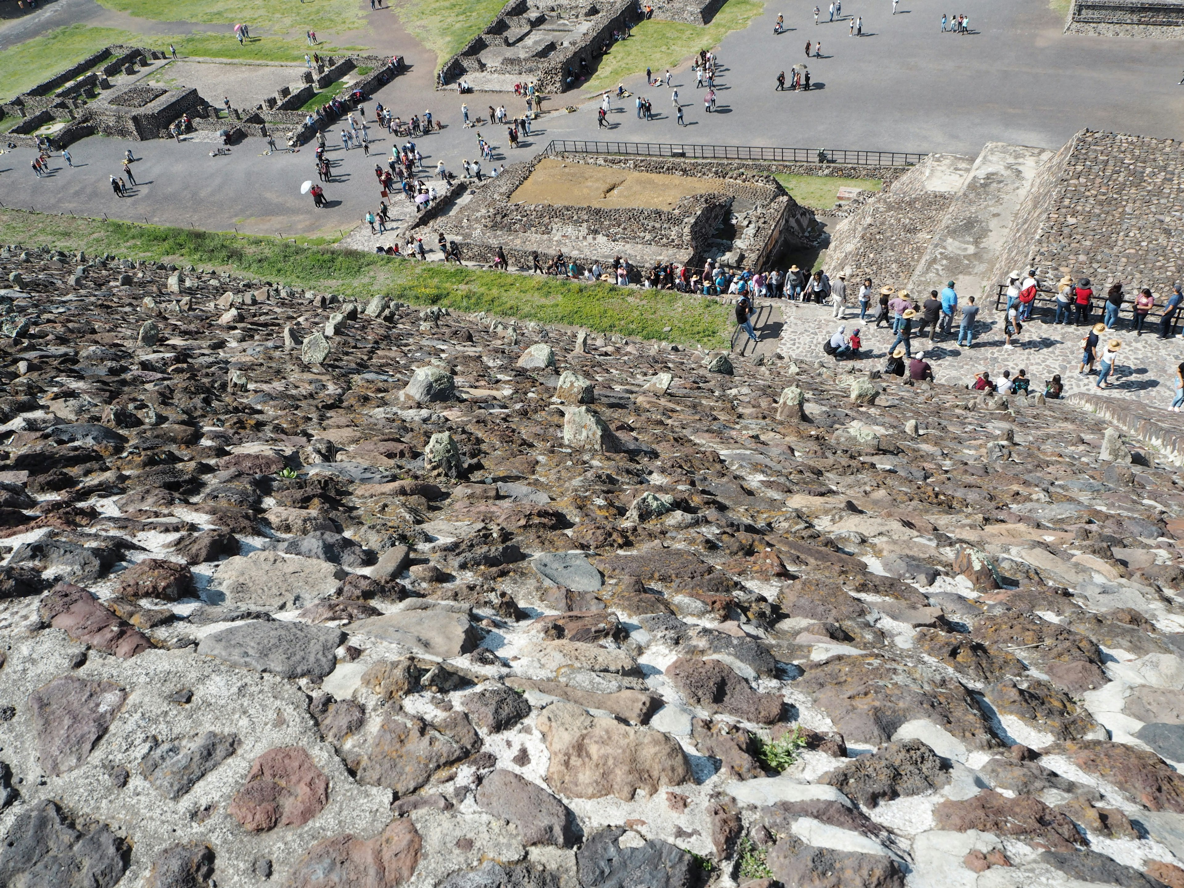 Pemandangan dari puncak Piramida Matahari di Teotihuacan dengan orang-orang terlihat