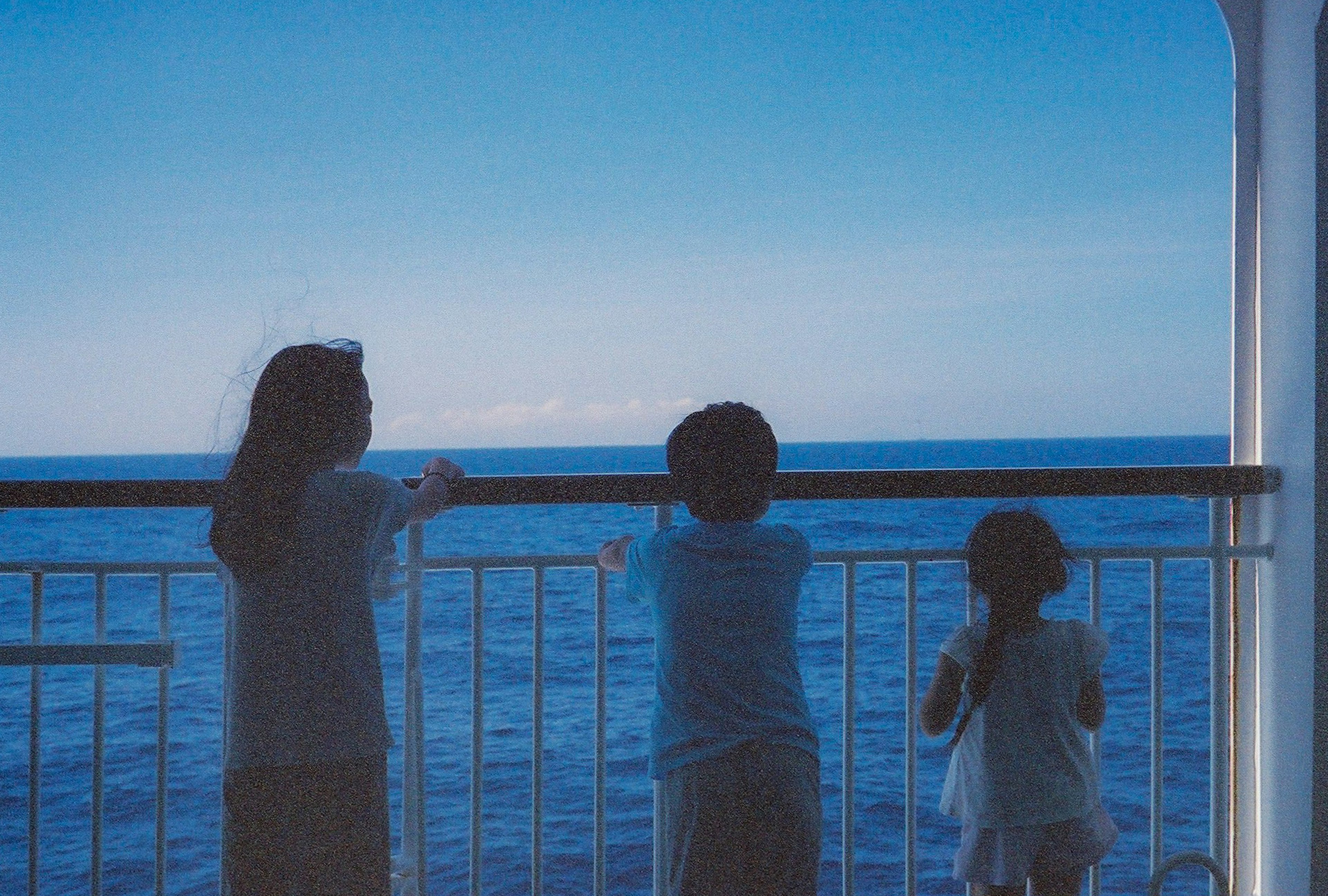 Silhouettes d'enfants regardant l'océan