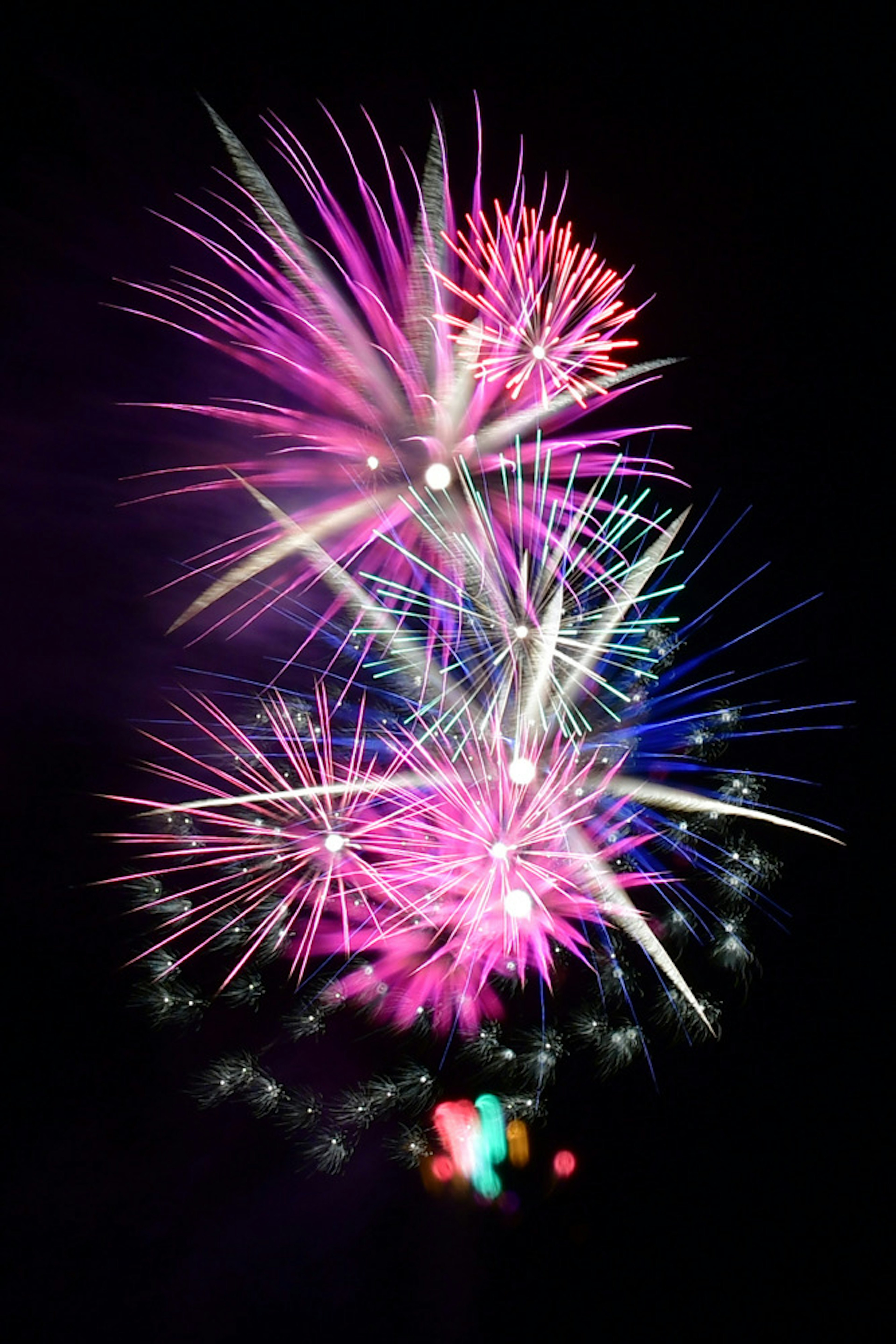 Fuegos artificiales coloridos estallando en el cielo nocturno