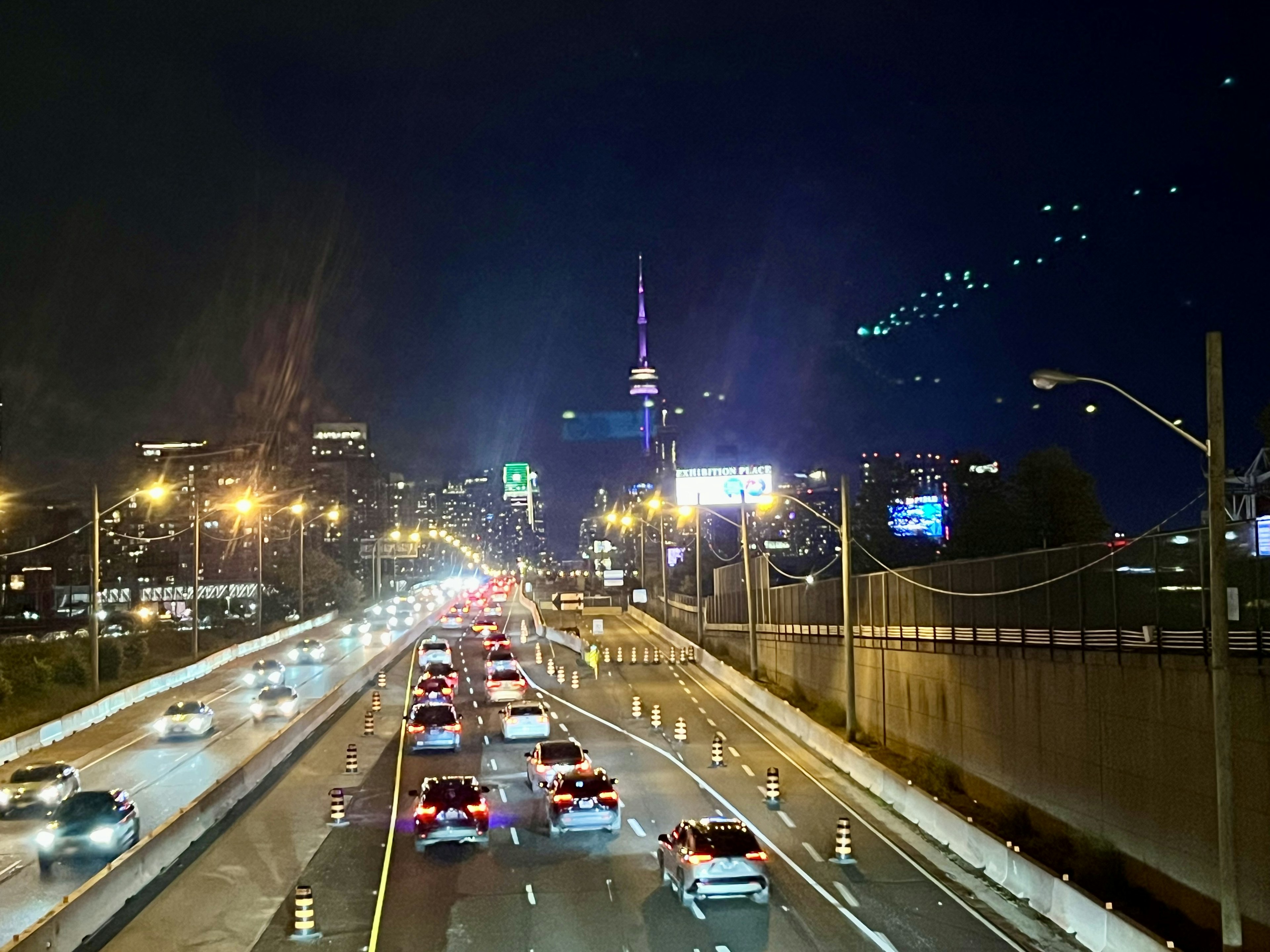 Vista nocturna de la autopista de Toronto con la Torre CN al fondo