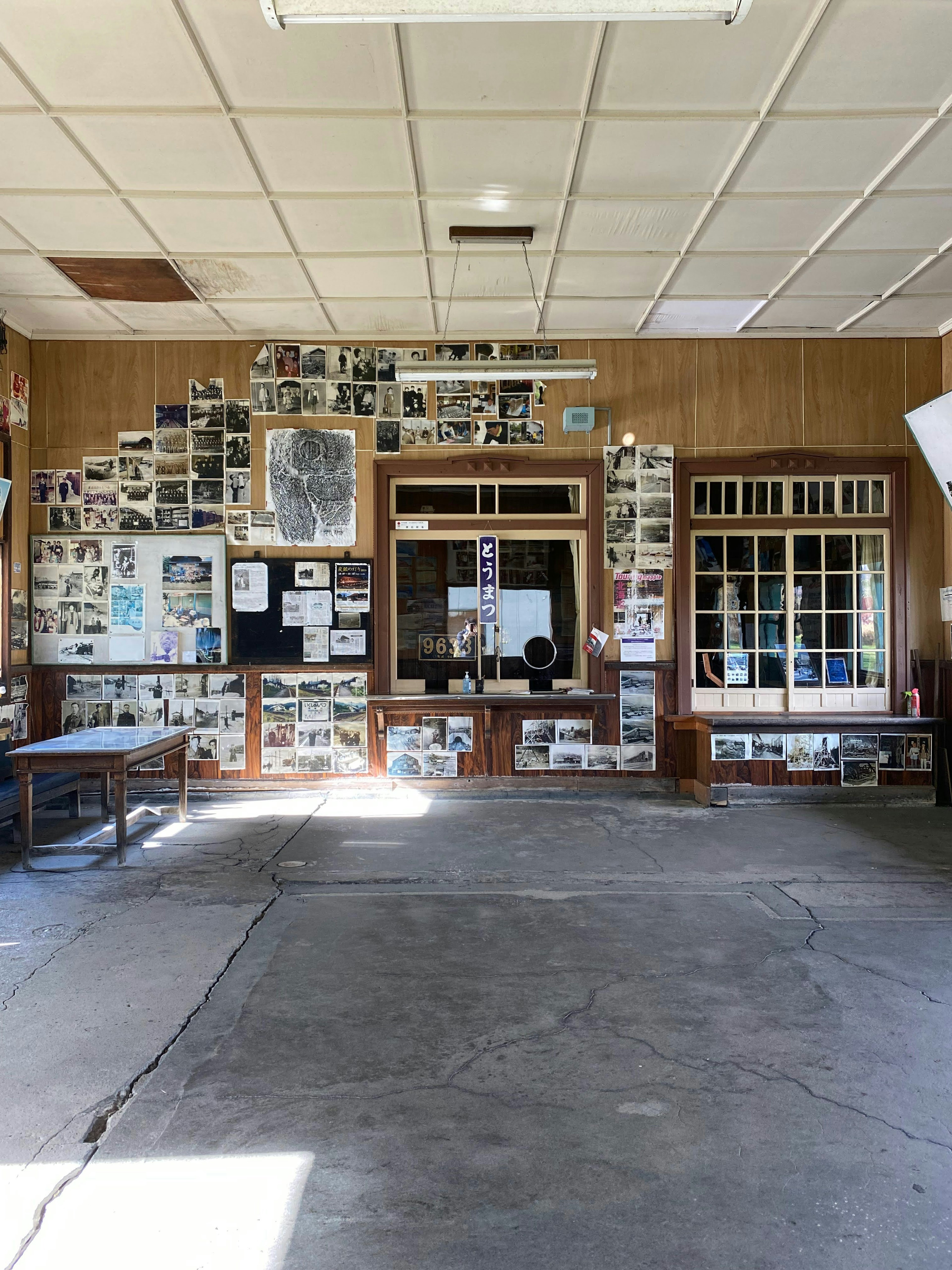 Intérieur d'un vieux bâtiment avec des murs couverts de photographies et des fenêtres