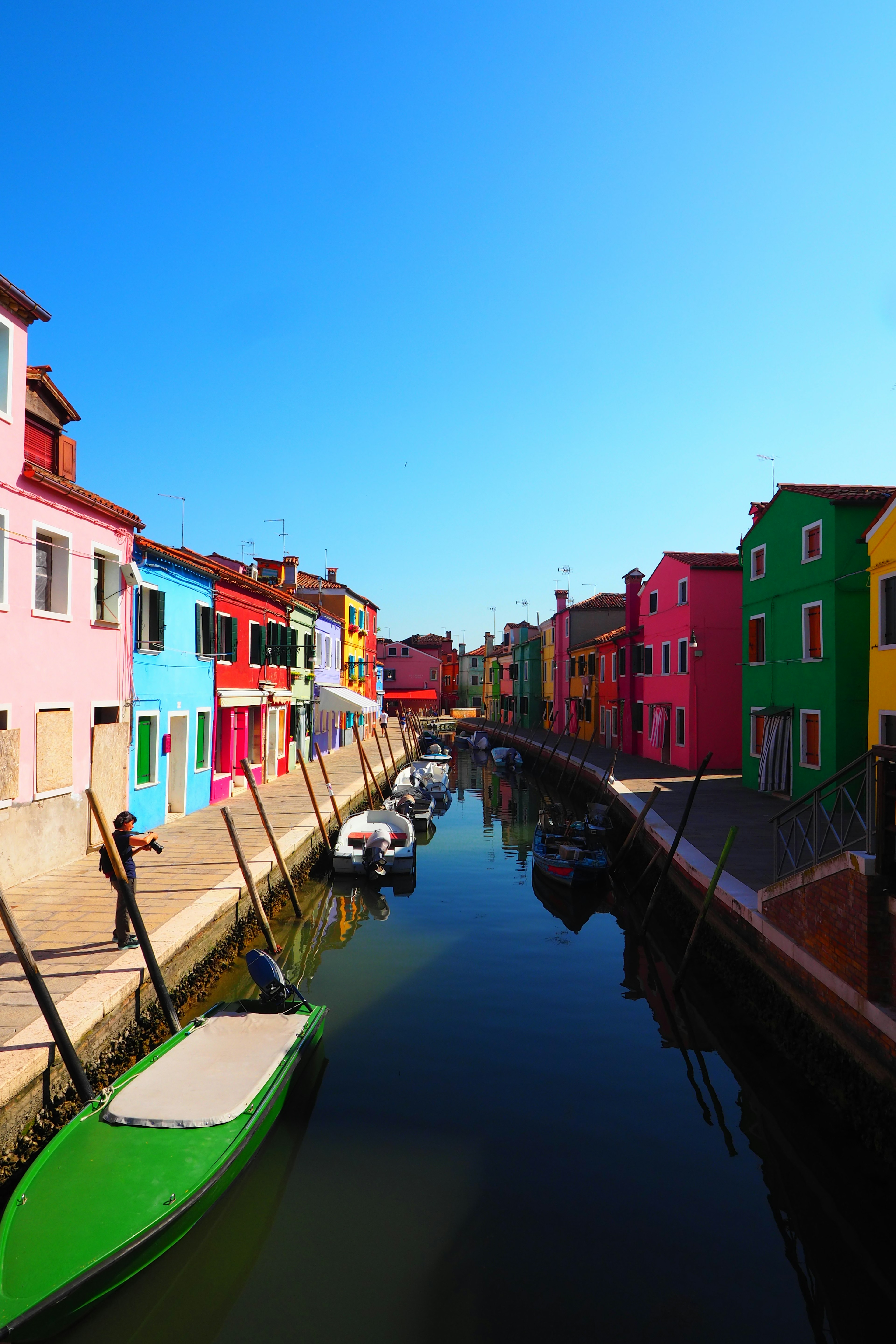 Bâtiments colorés bordant un canal paisible