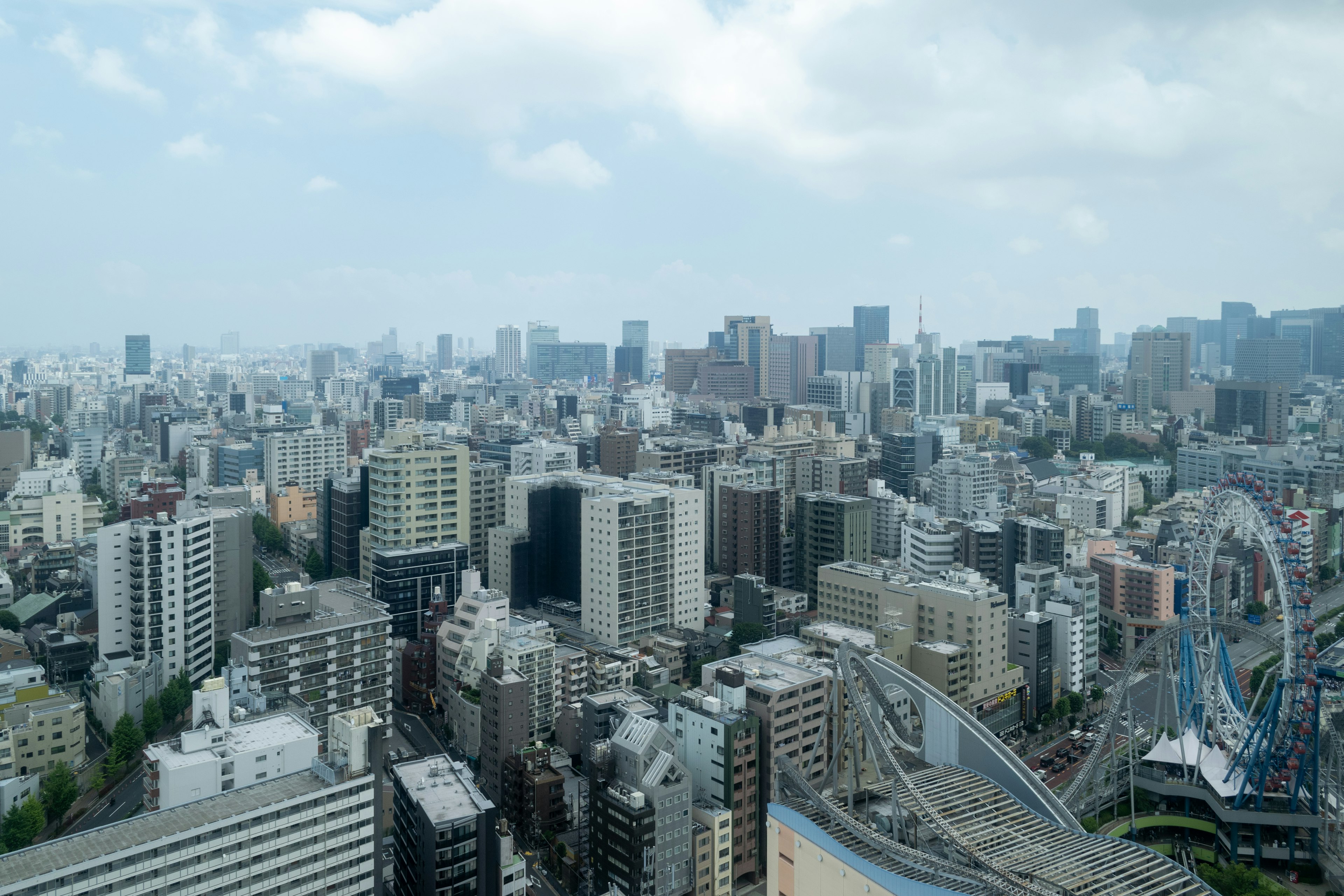 Paesaggio urbano moderno di Tokyo con grattacieli e paesaggio metropolitano