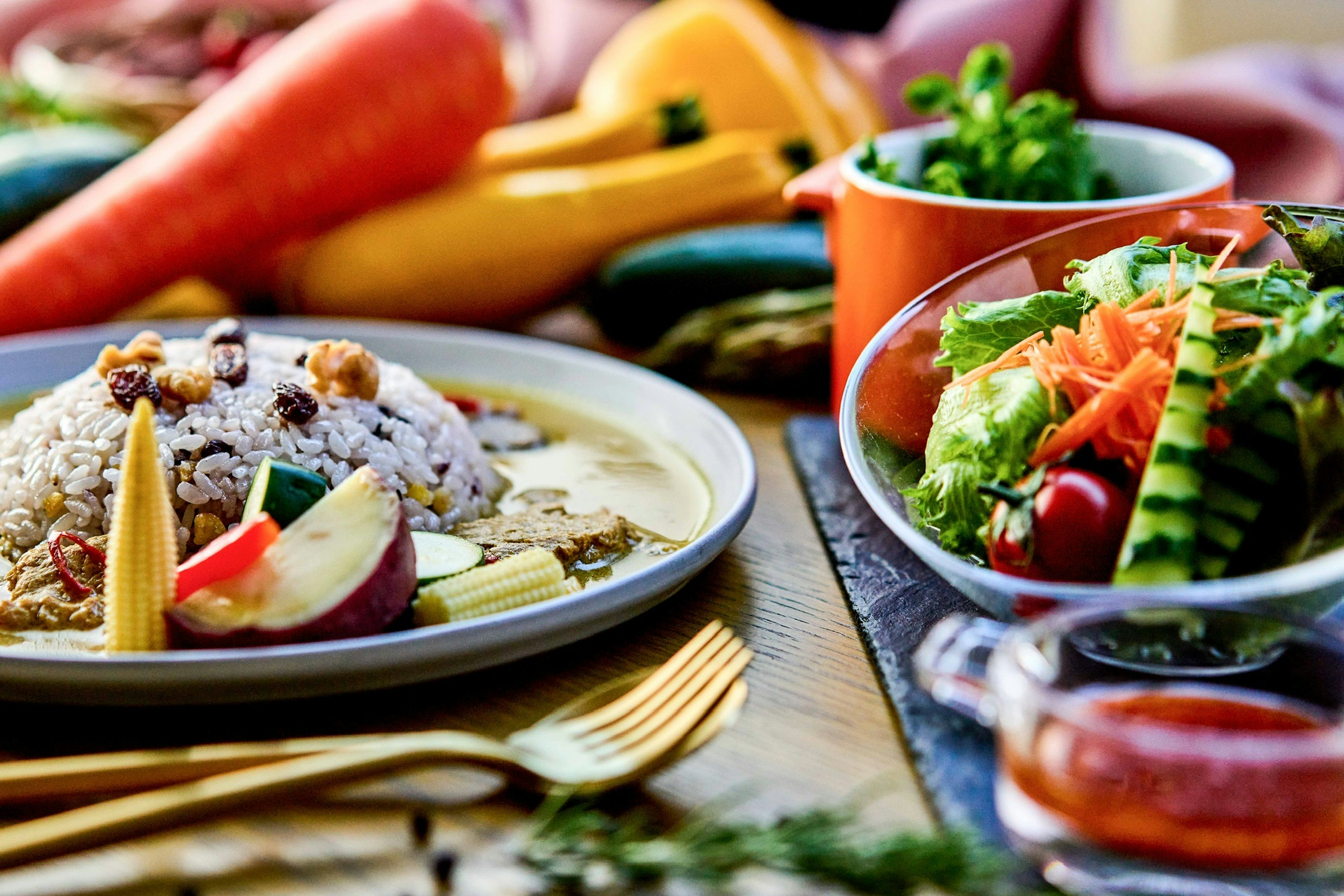 Un pasto splendidamente presentato con verdure colorate e insalata