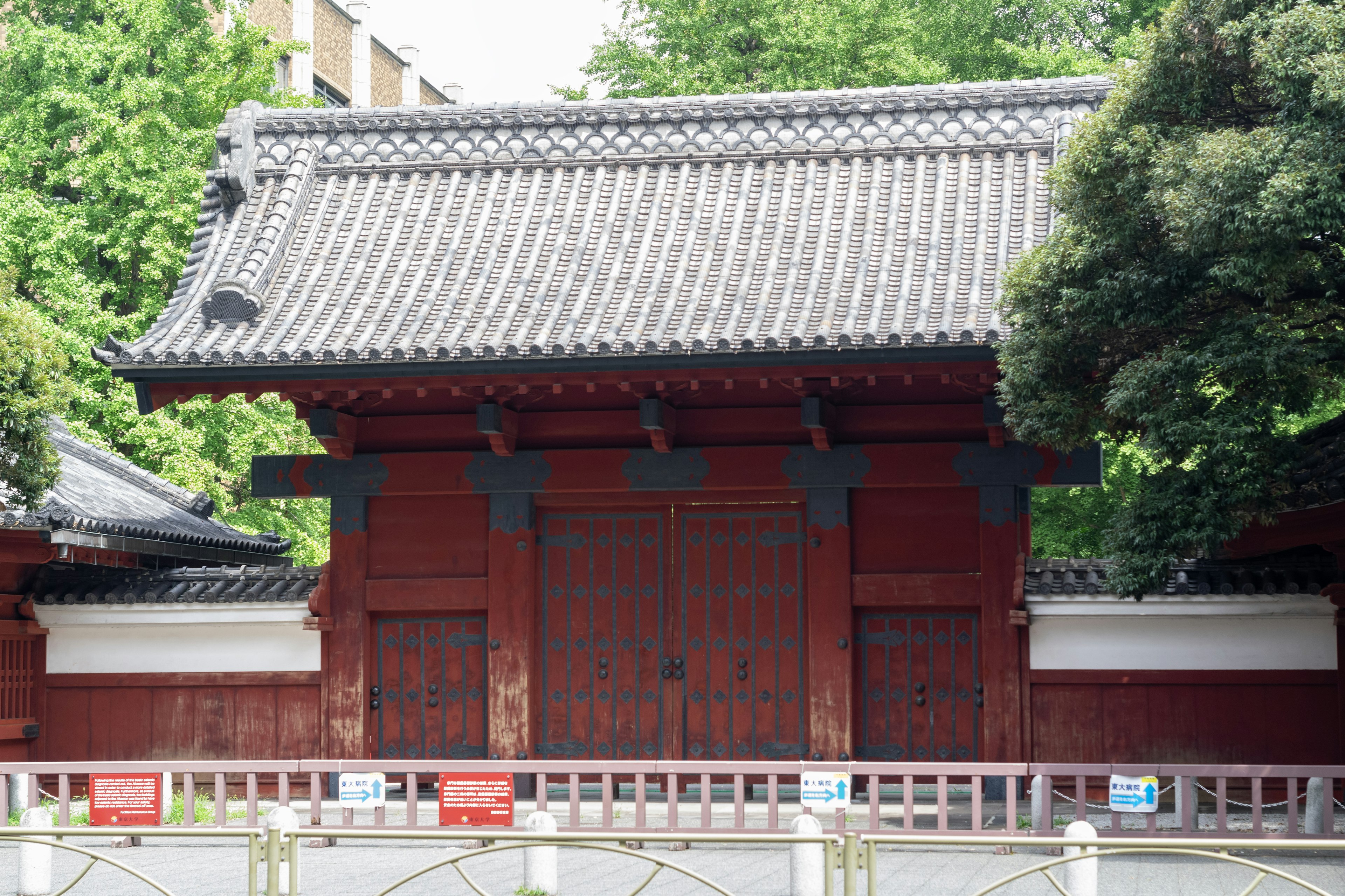 Puerta japonesa tradicional con techo de tejas y estructura de madera