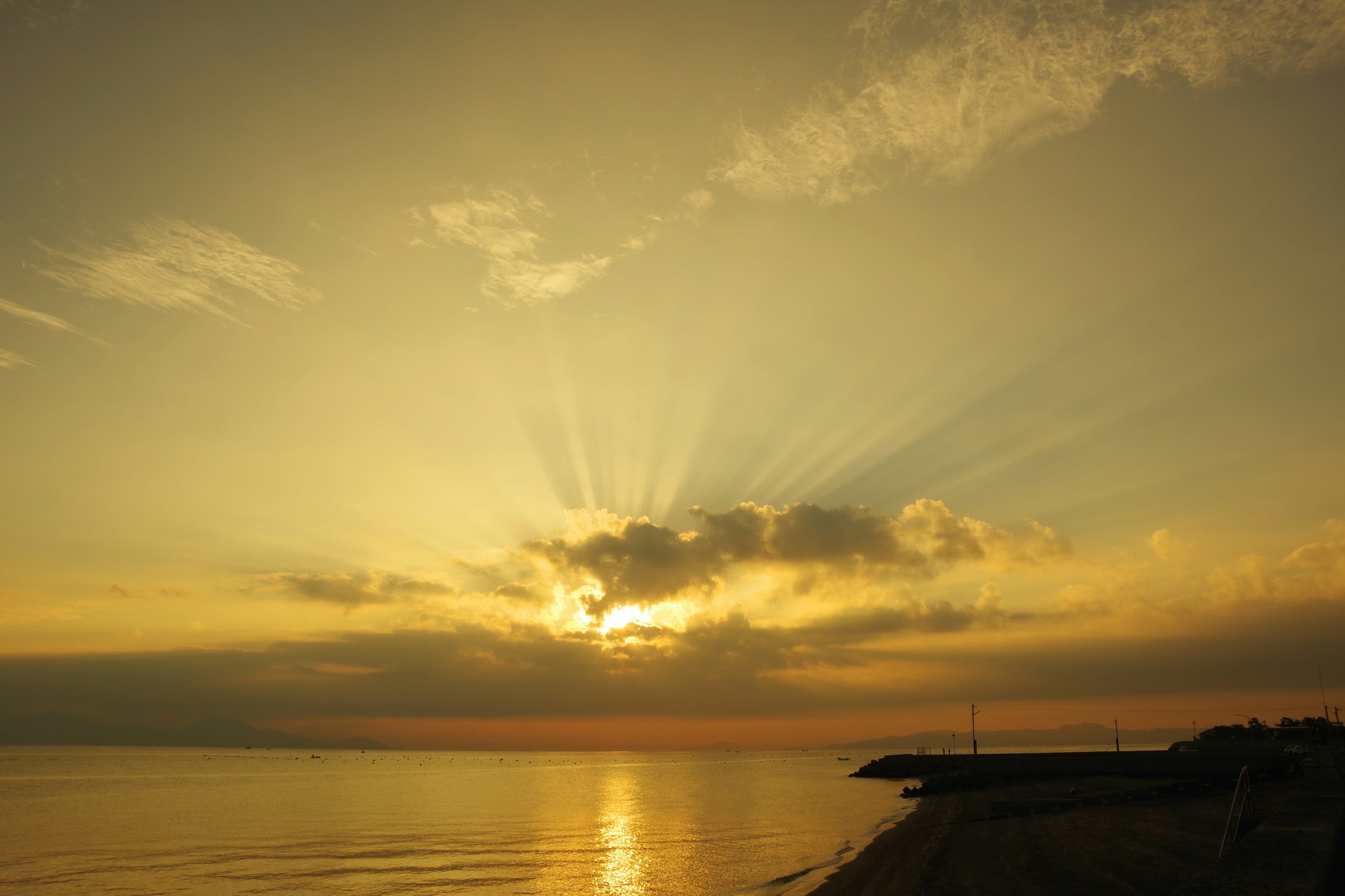 美丽的景观，夕阳在平静的海面上反射