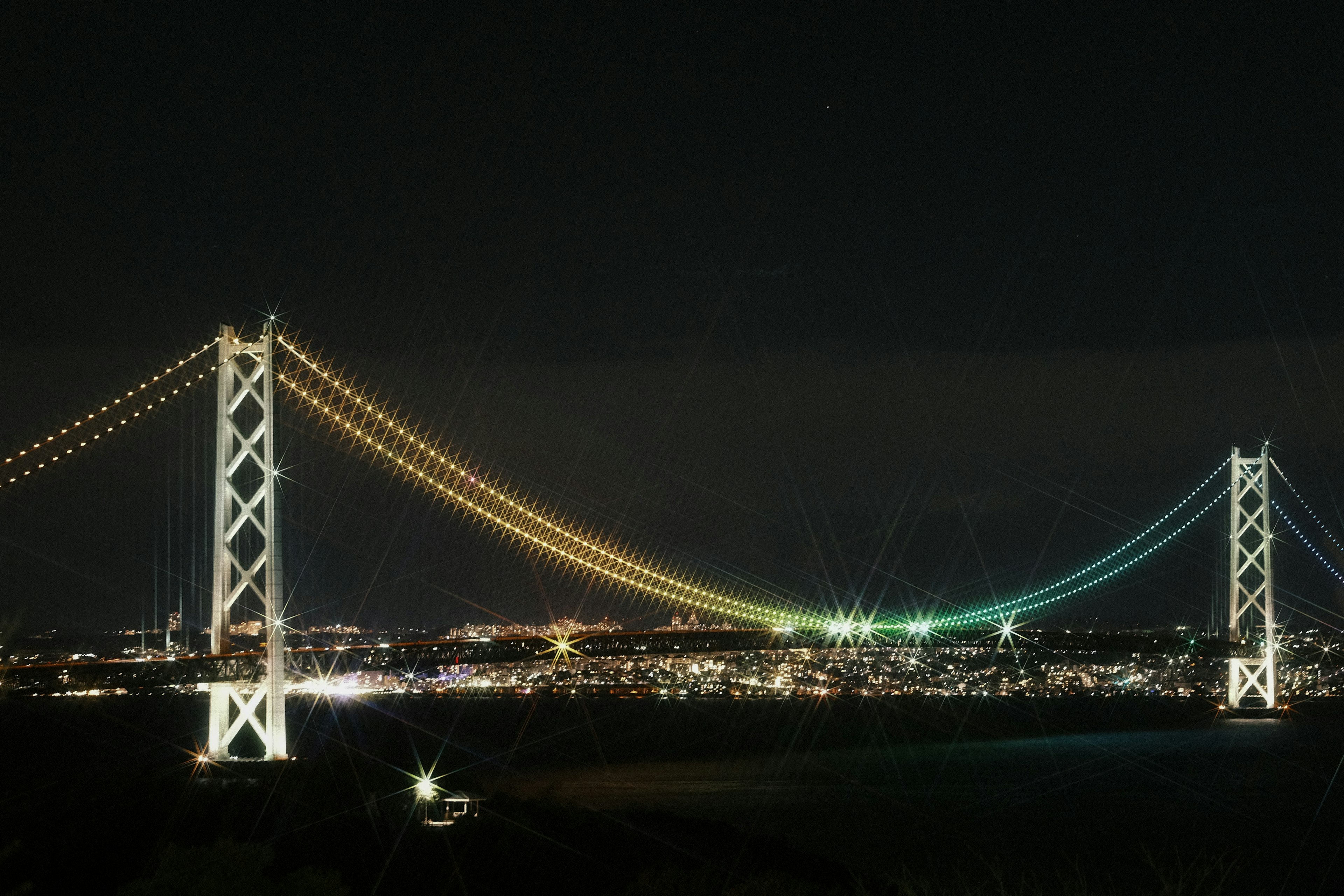 夜の明石海峡大橋の美しいライトアップが映し出されている