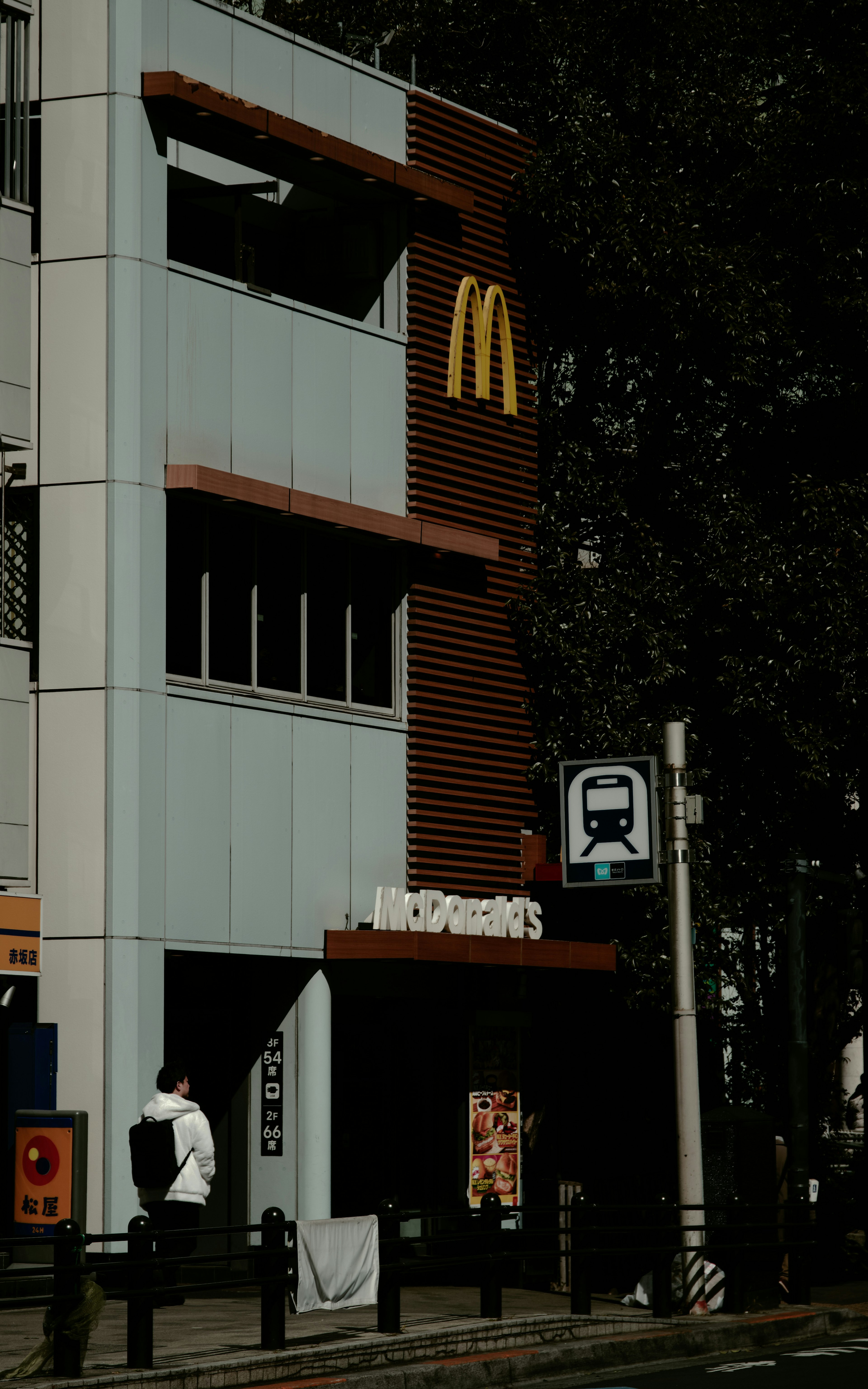 Vista de la calle con un restaurante McDonald's