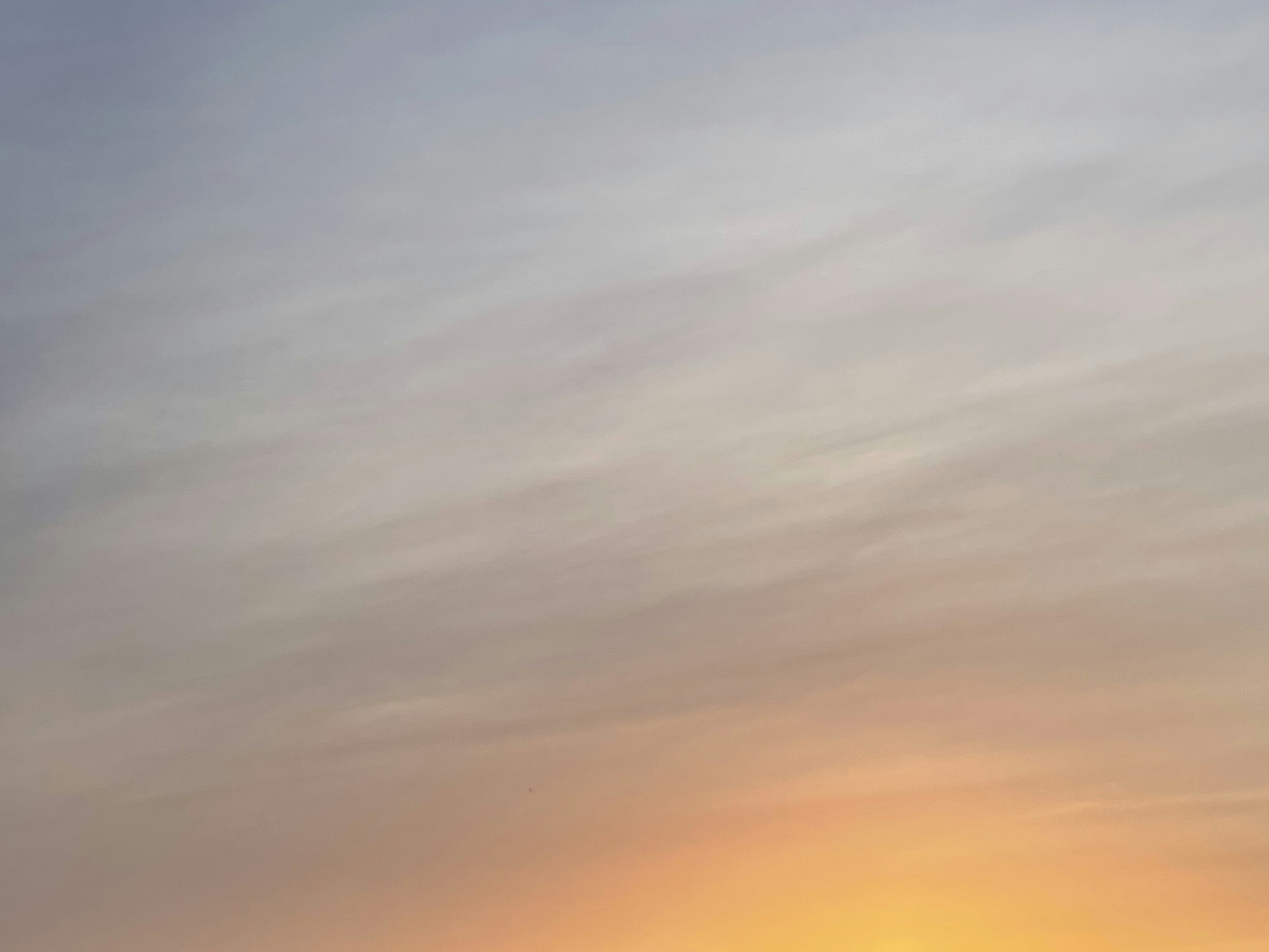 Un paesaggio sereno con cielo blu e tramonto arancione