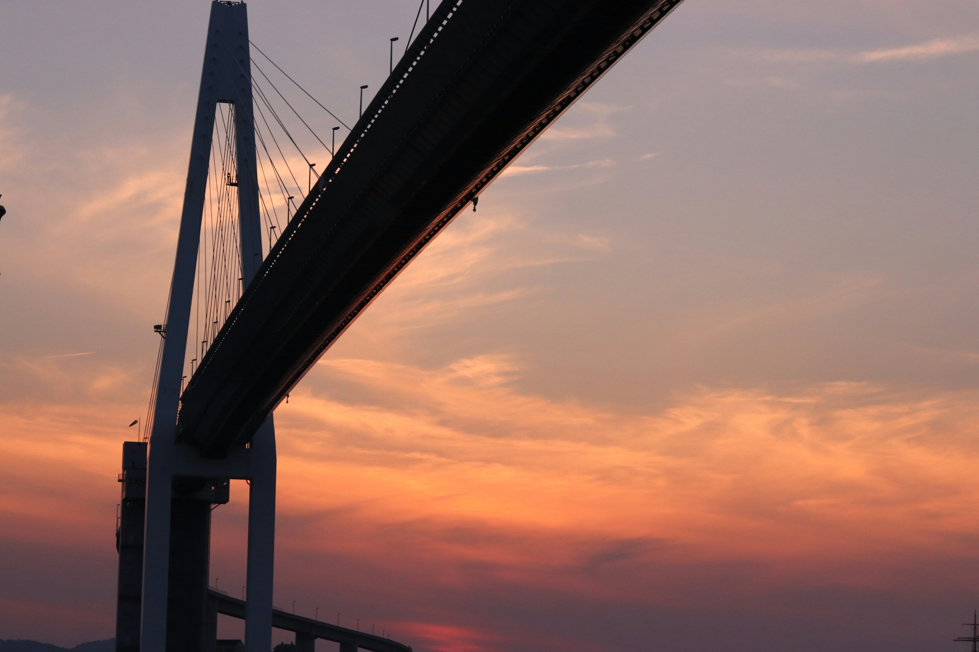 Silhouette di un grande ponte contro un cielo di tramonto bellissimo